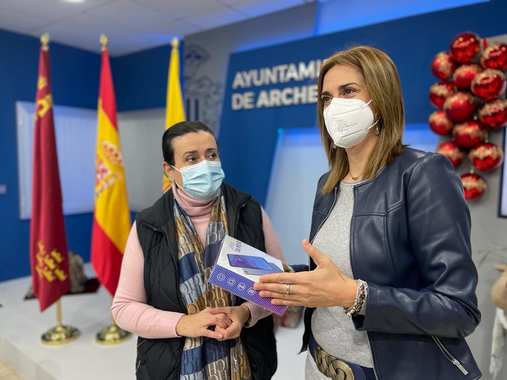 Ayuntamiento de Archena - Con la entrega de 'tablets' a escolares desfavorecidos se pretende reducir la brecha digital, según la Alcaldesa