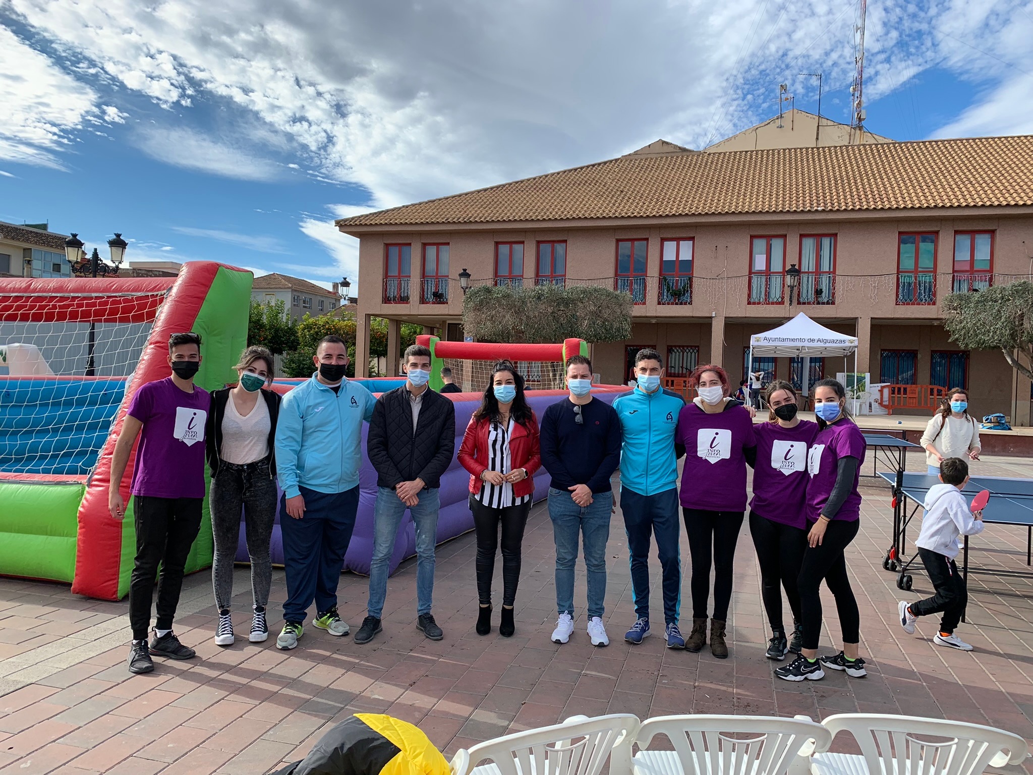 Decenas de jóvenes participan en una jornada de deporte y juventud en la calle
