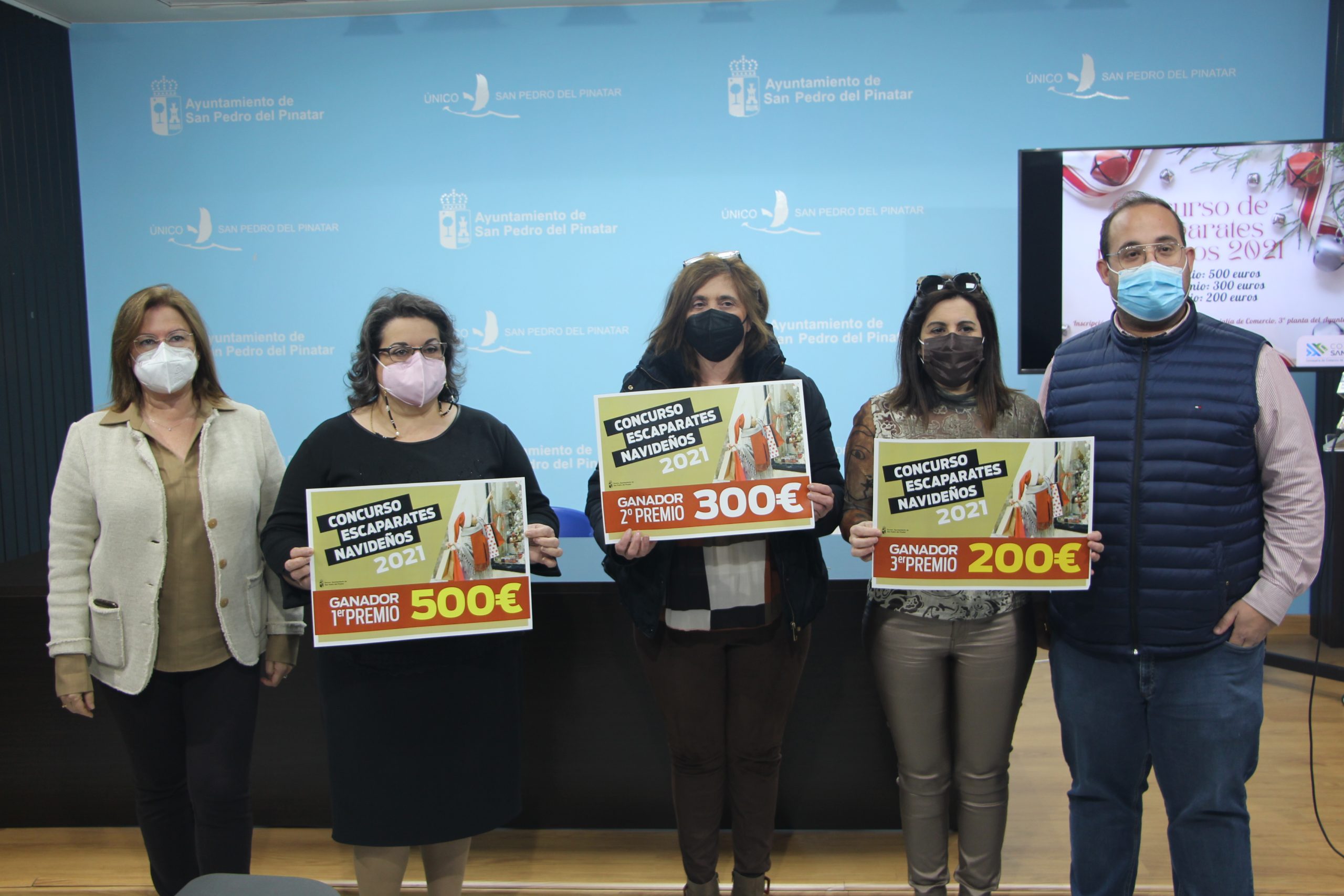 El Rey del Pollo gana el concurso de Escaparates con su corral navideño