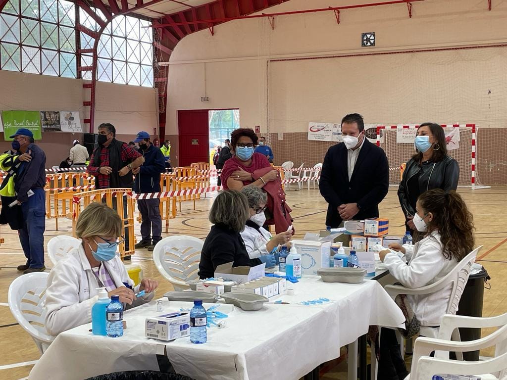 SANIDAD | El alcalde de Mula y la concejala de Sanidad visitan el punto de vacunación