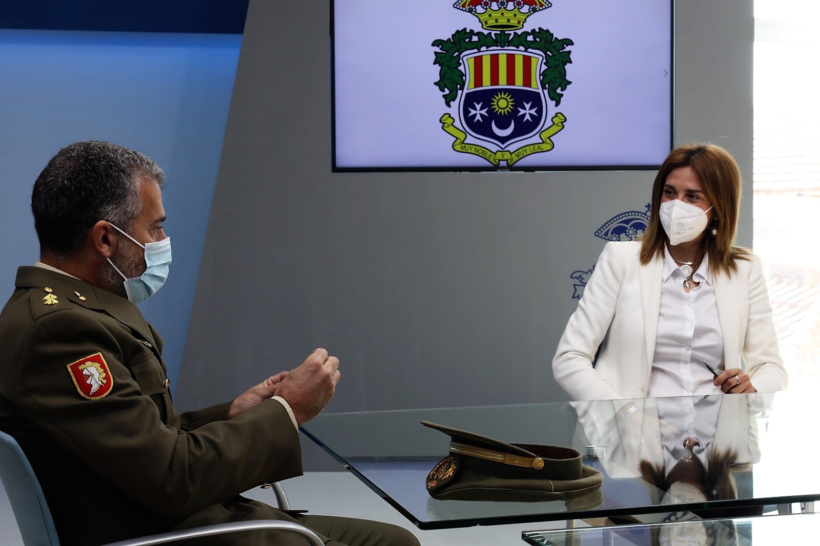 Ayuntamiento de Archena - La Alcaldesa Patricia Fernández recibe oficialmente al nuevo director de la Residencia Militar de Archena