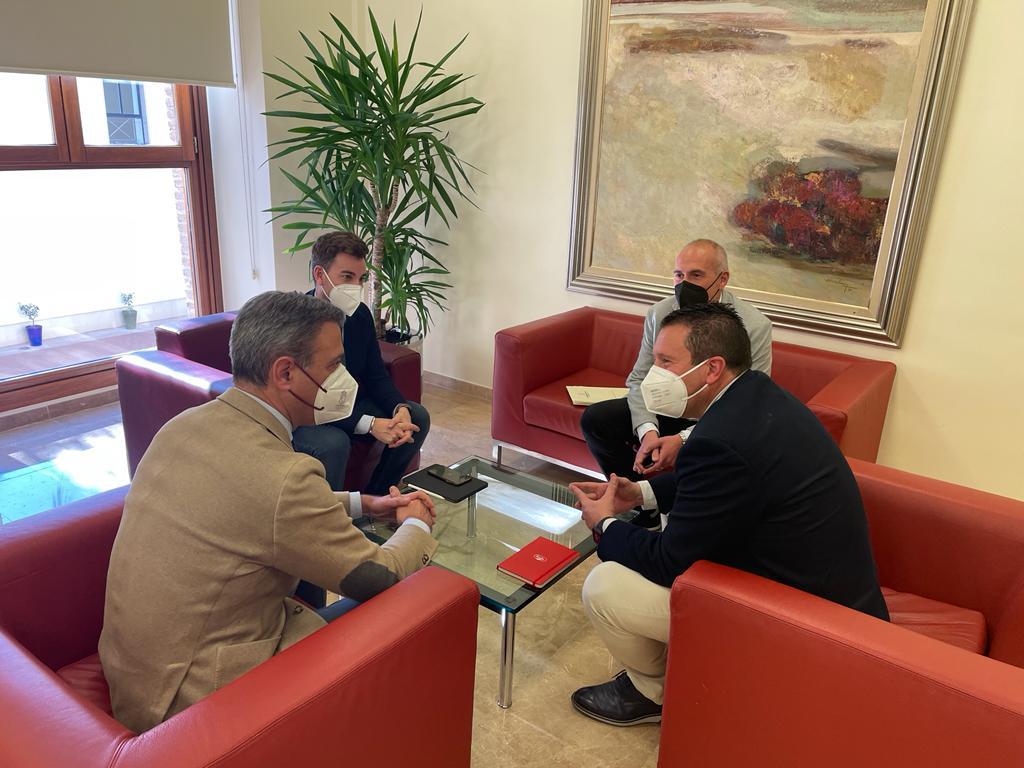 DEPORTES | El Alcalde de Mula se reúne con el Consejero de Presidencia, Turismo y Deportes y el Director General de Deportes para solicitar dos proyectos esenciales para el deporte muleño