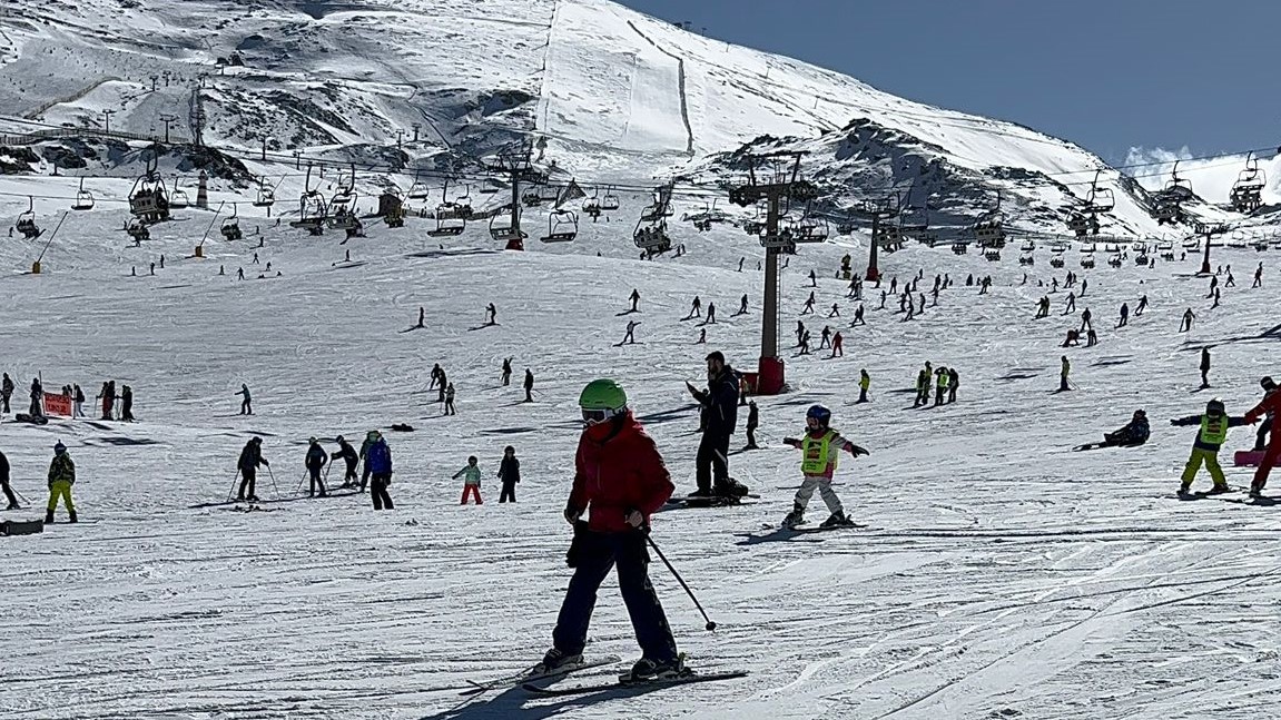 Un grupo de 55 jóvenes de San Pedro del Pinatar y San Javier disfrutan de la nieve en Sierra Nevada