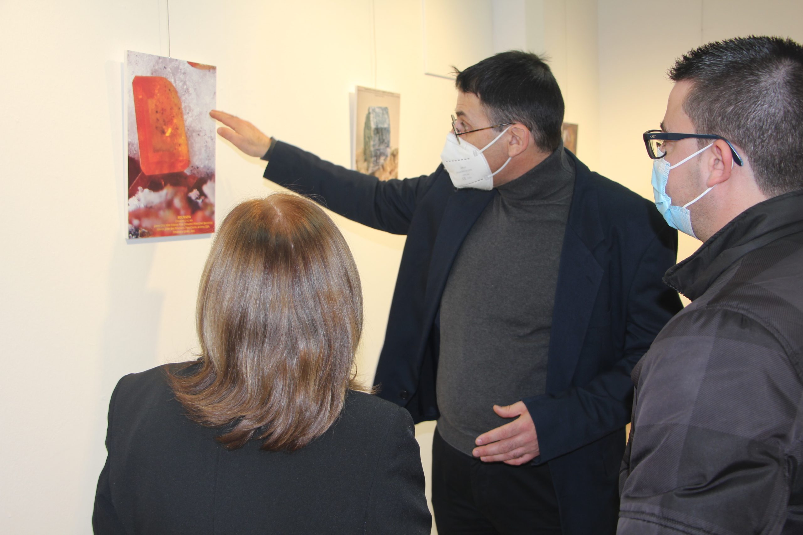 Una exposición fotográfica muestra la belleza de los minerales en la Casa de la Cultura