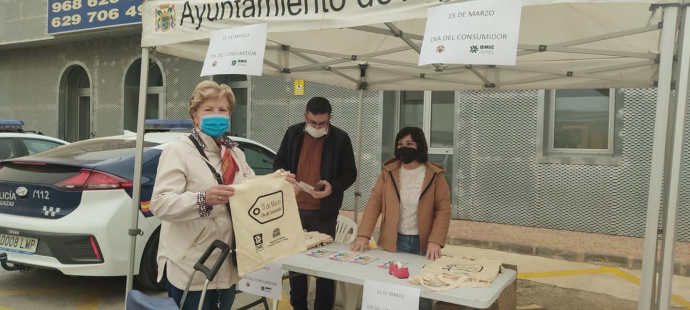 Bolsas en el mercado semanal para conmemorar el Día Internacional del Consumidor
