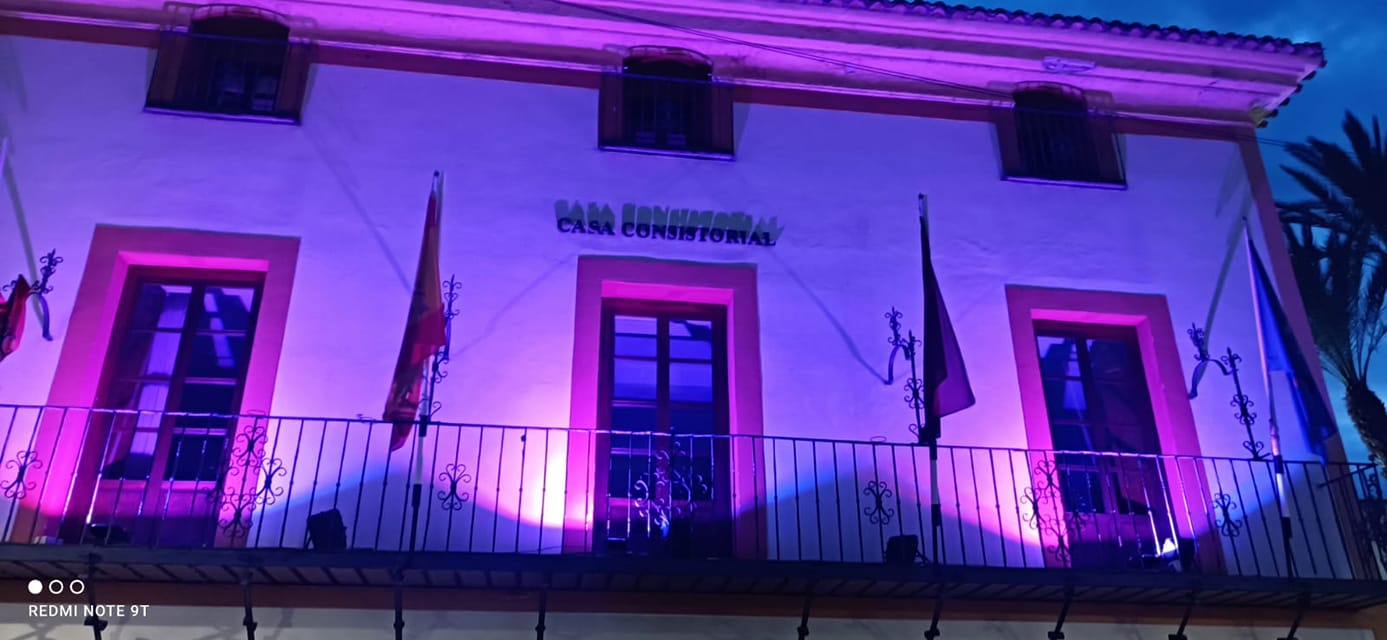 La fachada del Consistorio, de color morado por el Día Internacional de la Mujer