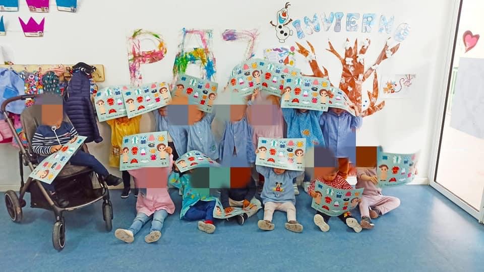 Los alumnos de infantil y primaria reciben unos recortables para trabajar la igualdad entre hombres y mujeres