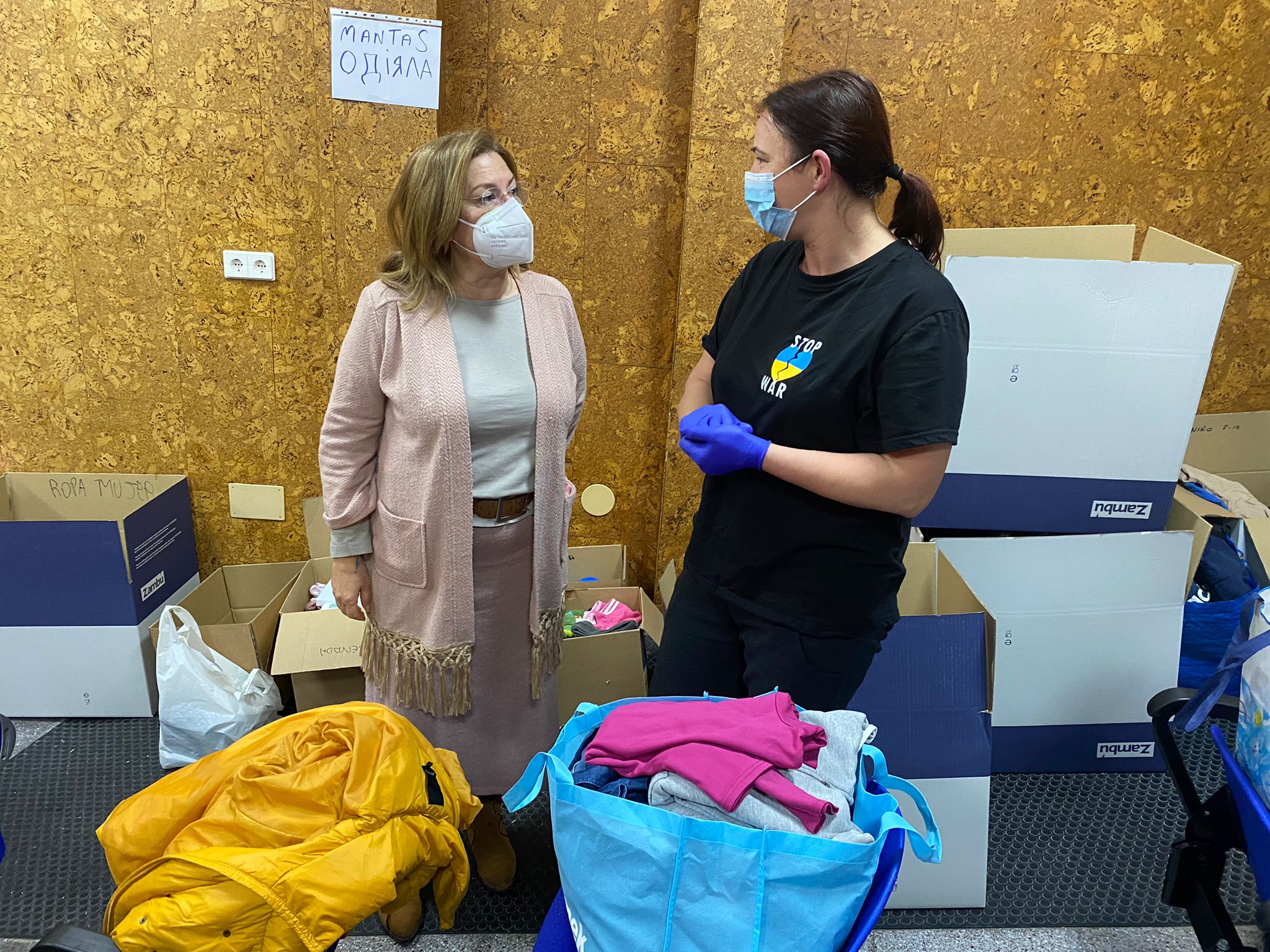 Los pinatarenses muestran su solidaridad con el pueblo ucraniano con la donación de productos de primera necesidad