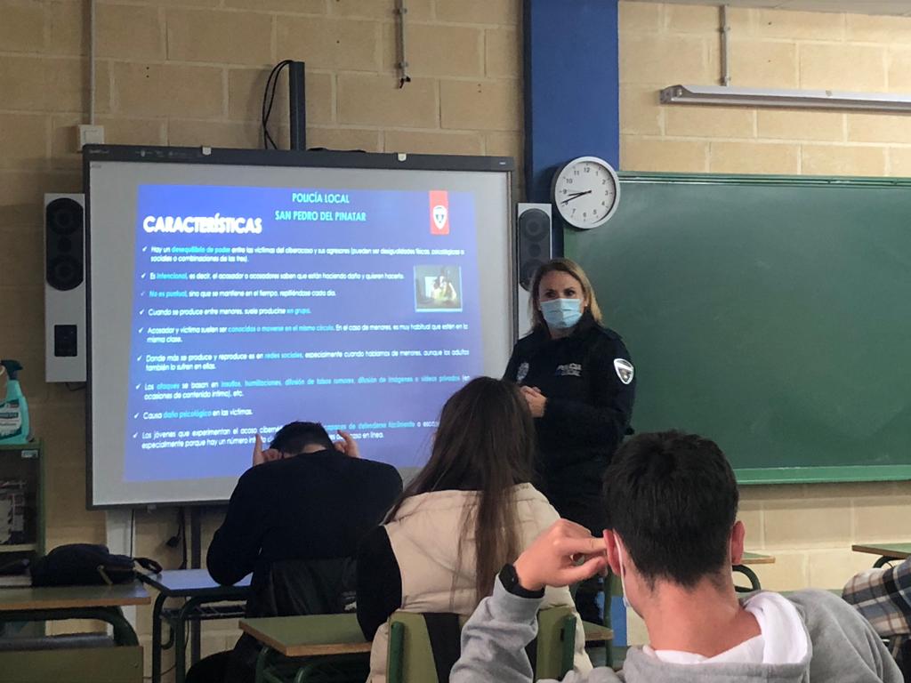 Policía Local alerta de los riesgos de las redes sociales y el ciberbullying en los institutos
