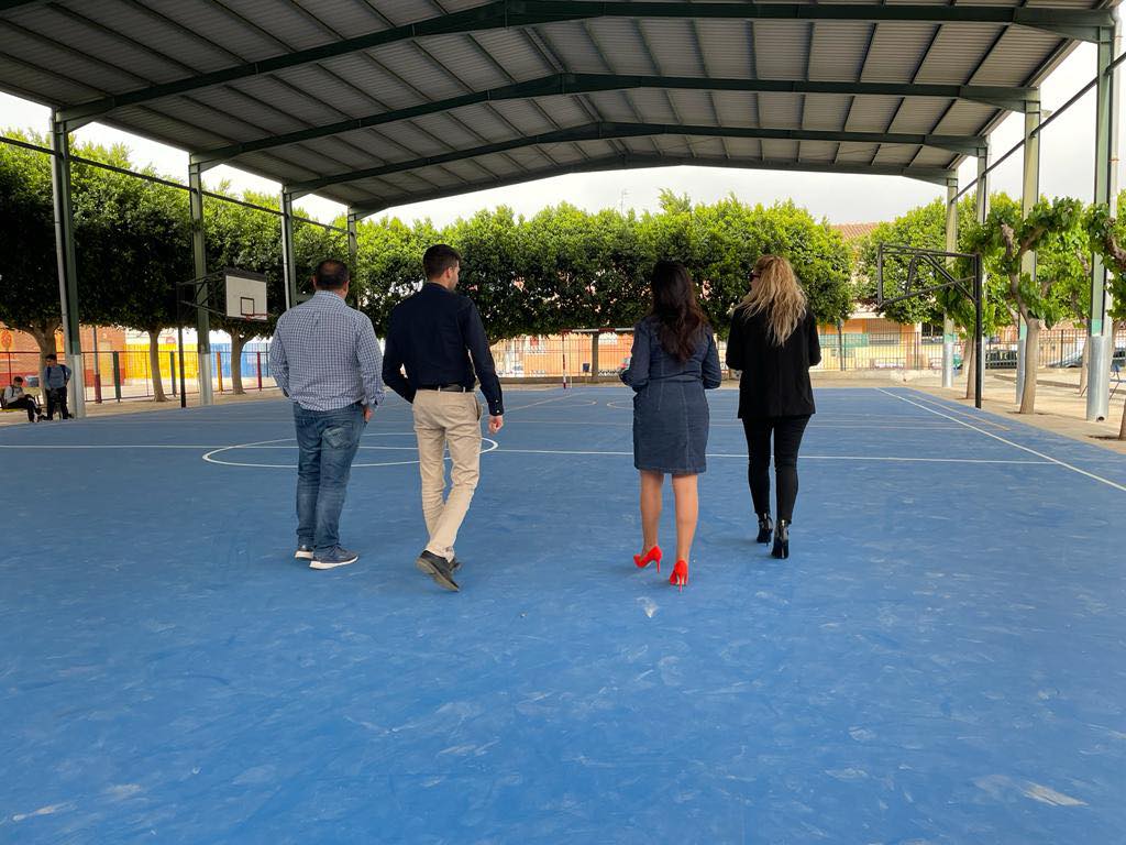 Completadas las obras de renovación de dos pistas polideportivas en los colegios públicos