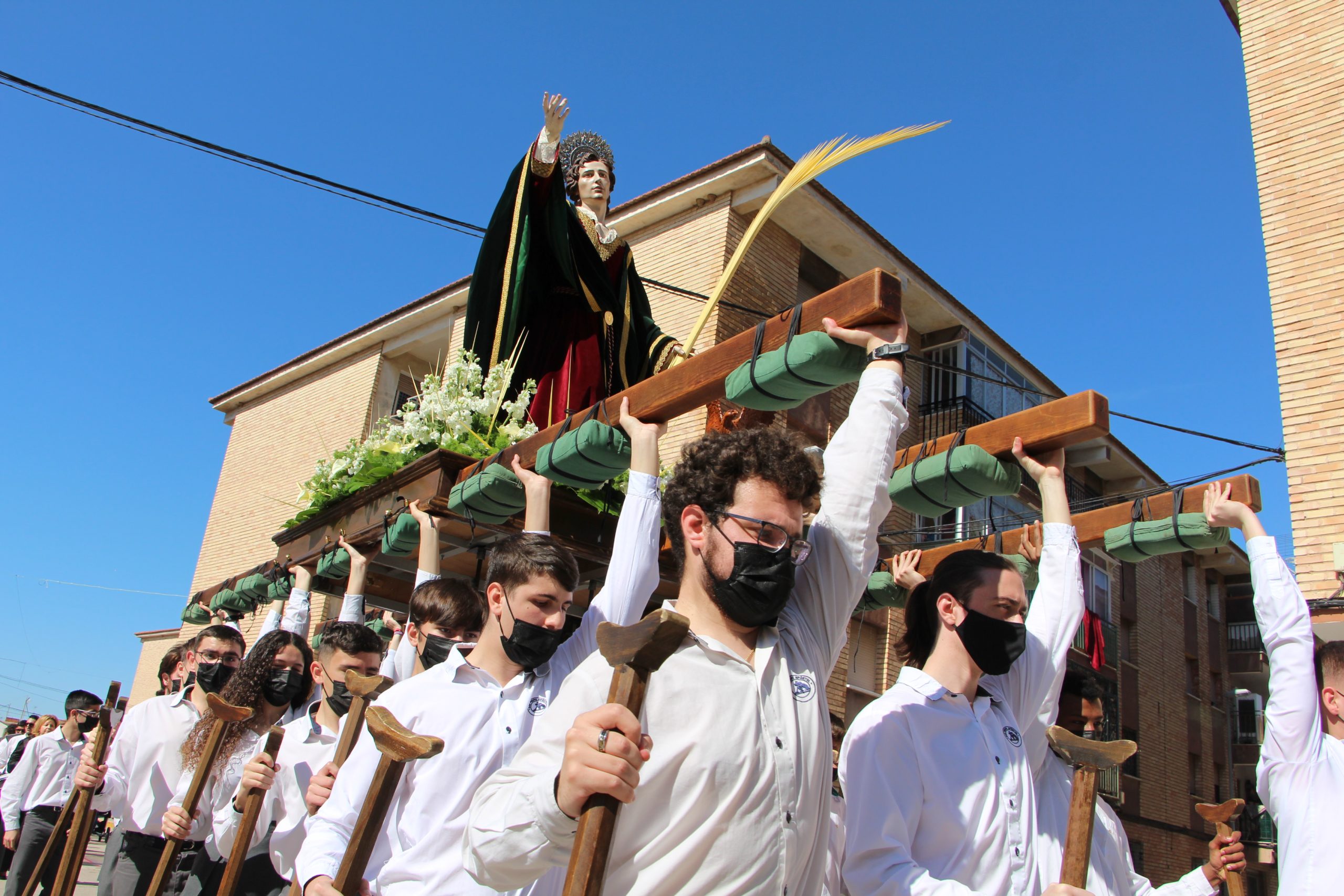 El traslado de San Juan Evangelista con los niños del colegio San Pedro Apóstol marca el inicio de los desfiles procesionales