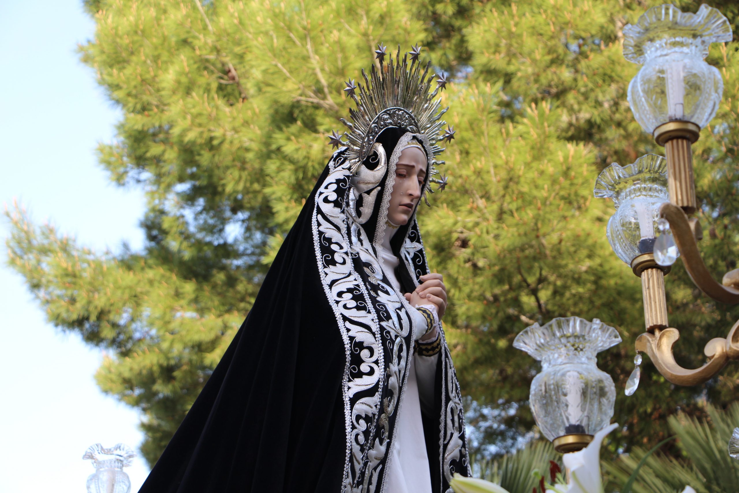 La Virgen de La Soledad, entre saetas y flores, penúltima procesión de Semana Santa en San Pedro del Pinatar