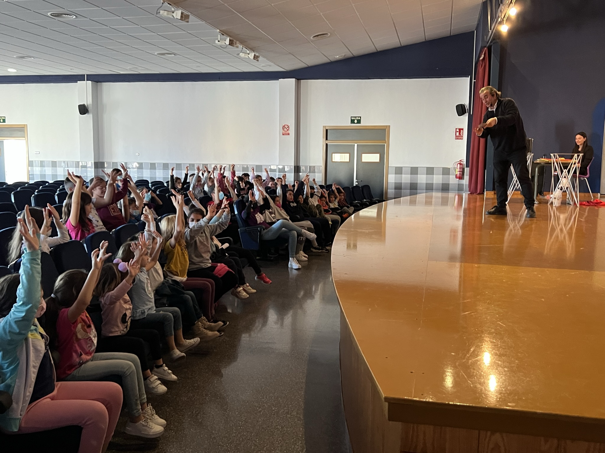 Medio centenar de jóvenes aprenden magia en un taller y show organizado por la concejalía de Juventud