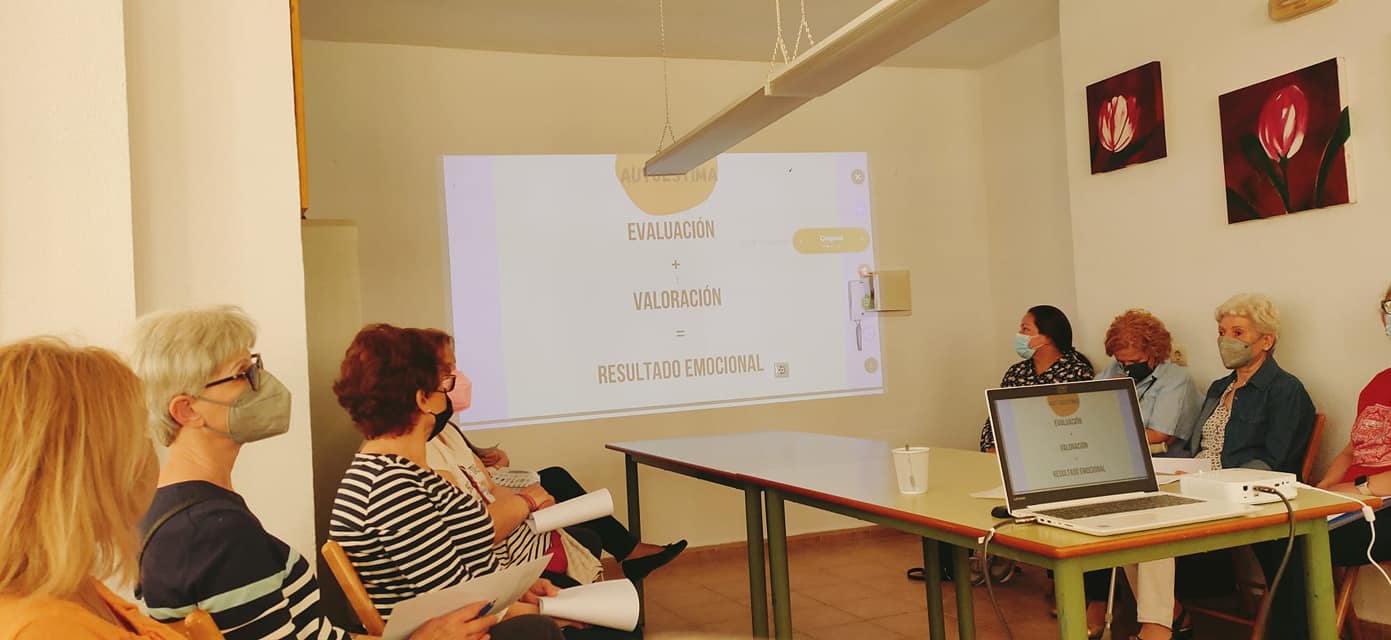 La Asociación de Mujeres de Alguazas recibe una charla sobre autoestima