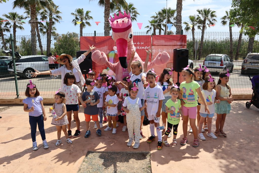 Mingo celebra su cumpleaños con los niños pinatarenses