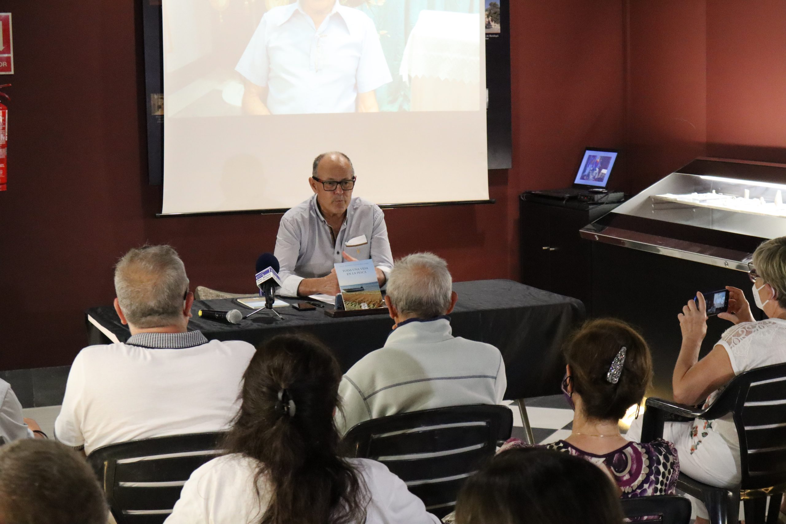 El pinatarense Jesús Antonio Gómez presenta su libro “Toda una vida en la pesca”