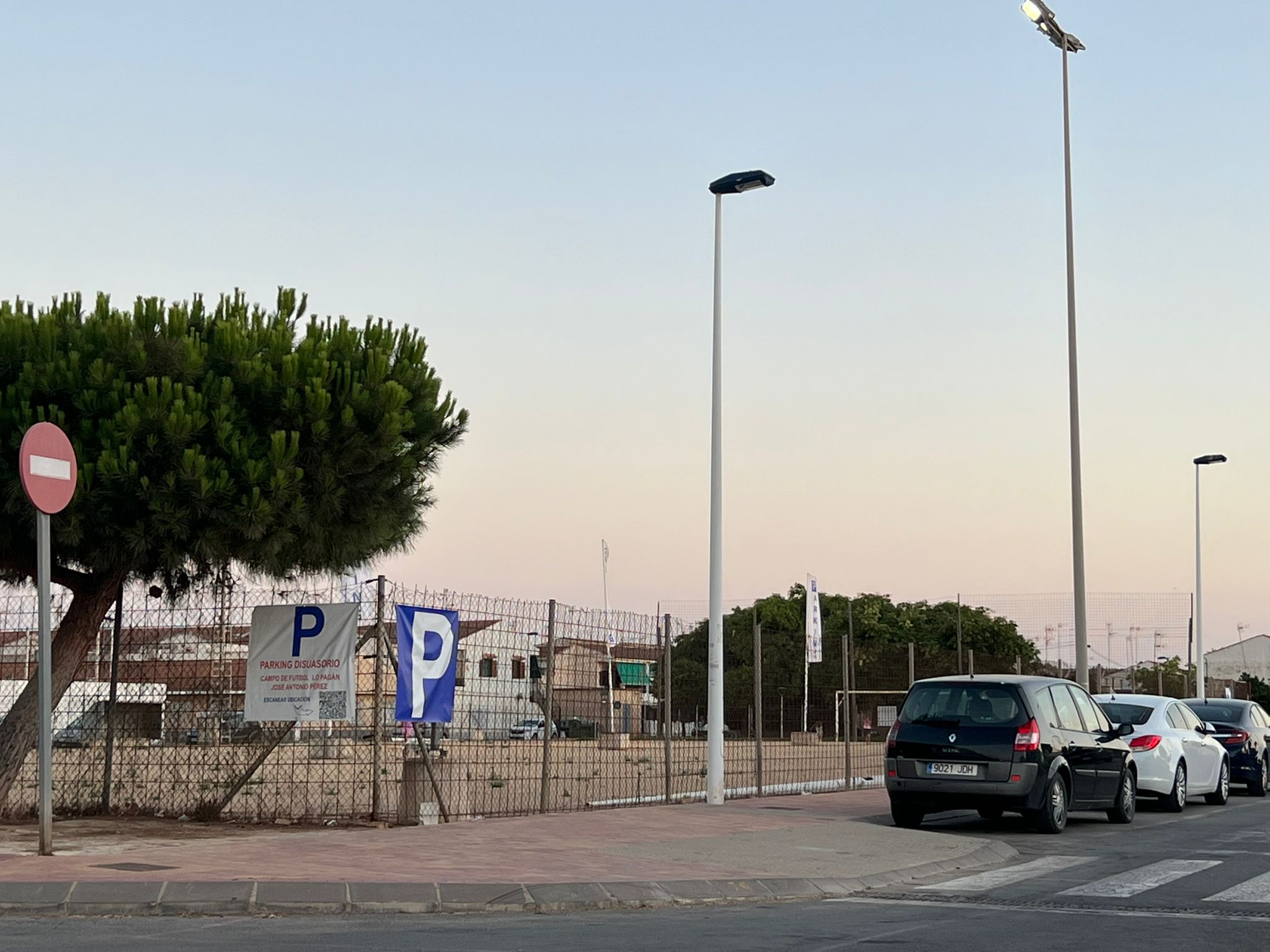 El Ayuntamiento habilita un aparcamiento disuasorio durante el verano en Lo Pagán con 150 plazas