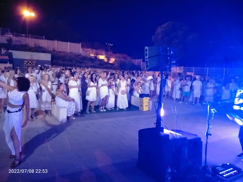 La asociación de Mujeres celebra la fiesta «Aires de Verano» en la piscina municipal