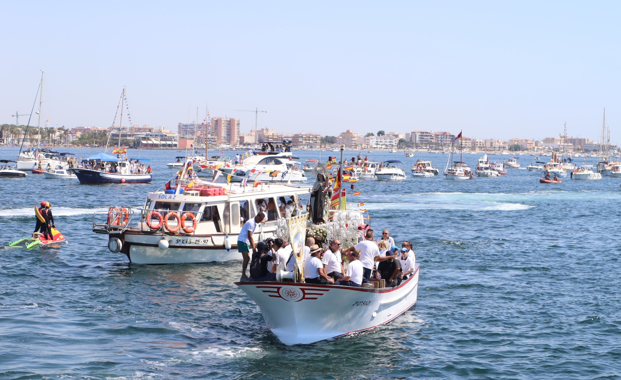 Miles de personas acompañan a la Virgen del Carmen por tierra y mar en San Pedro del Pinatar