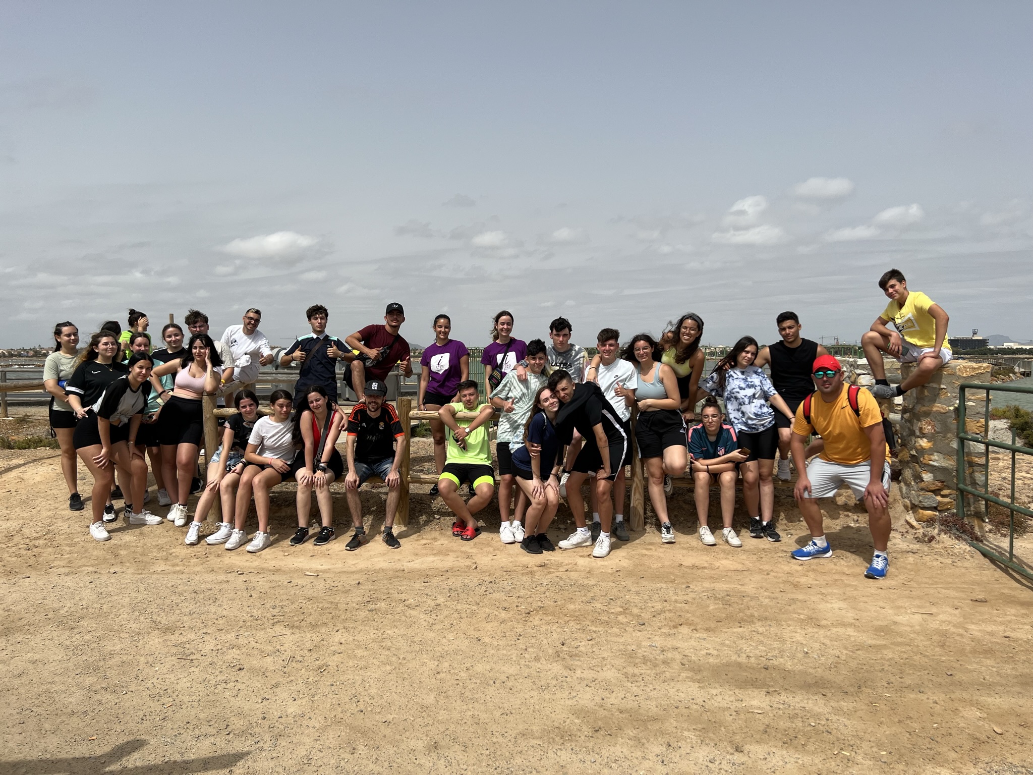 Una treintena de jóvenes conviven en un campamento de verano en San Pedro del Pinatar