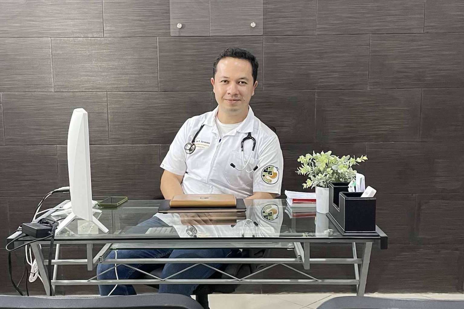 El Dr. Alan Hernández, cirujano militar, se especializa en el manejo avanzado del pie diabético