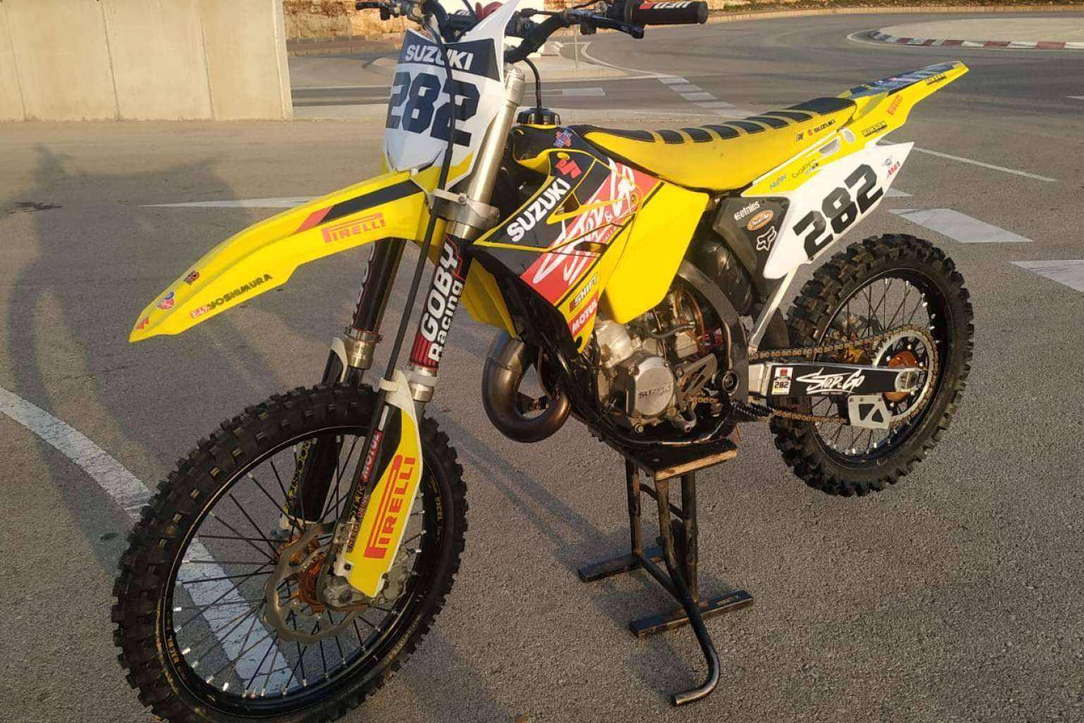 Plásticos y adhesivos para motos off road de la mano de ADHESIVOSEMBARRADOS