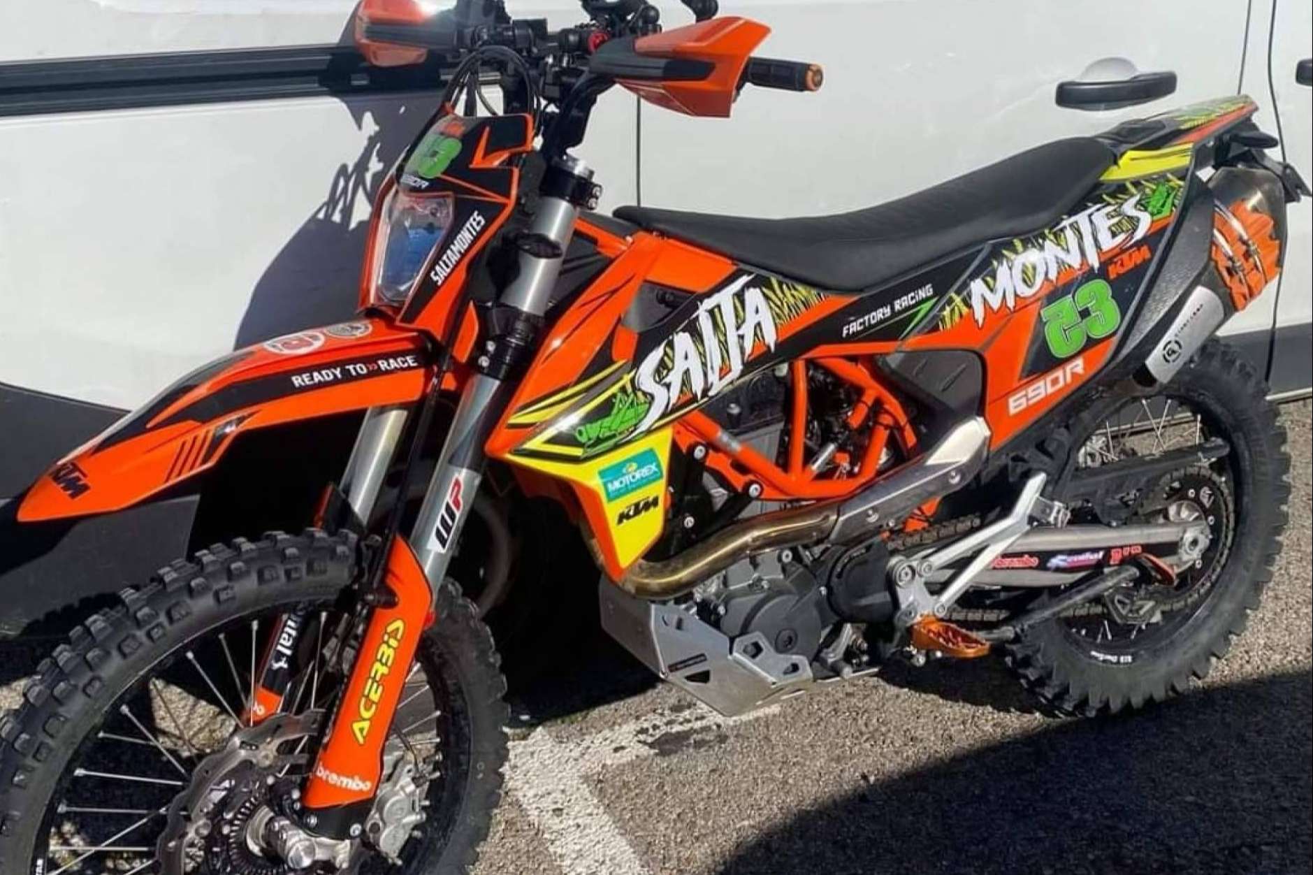 ADHESIVOSEMBARRADOS y sus opciones de adhesivos personalizados para motos de motocross