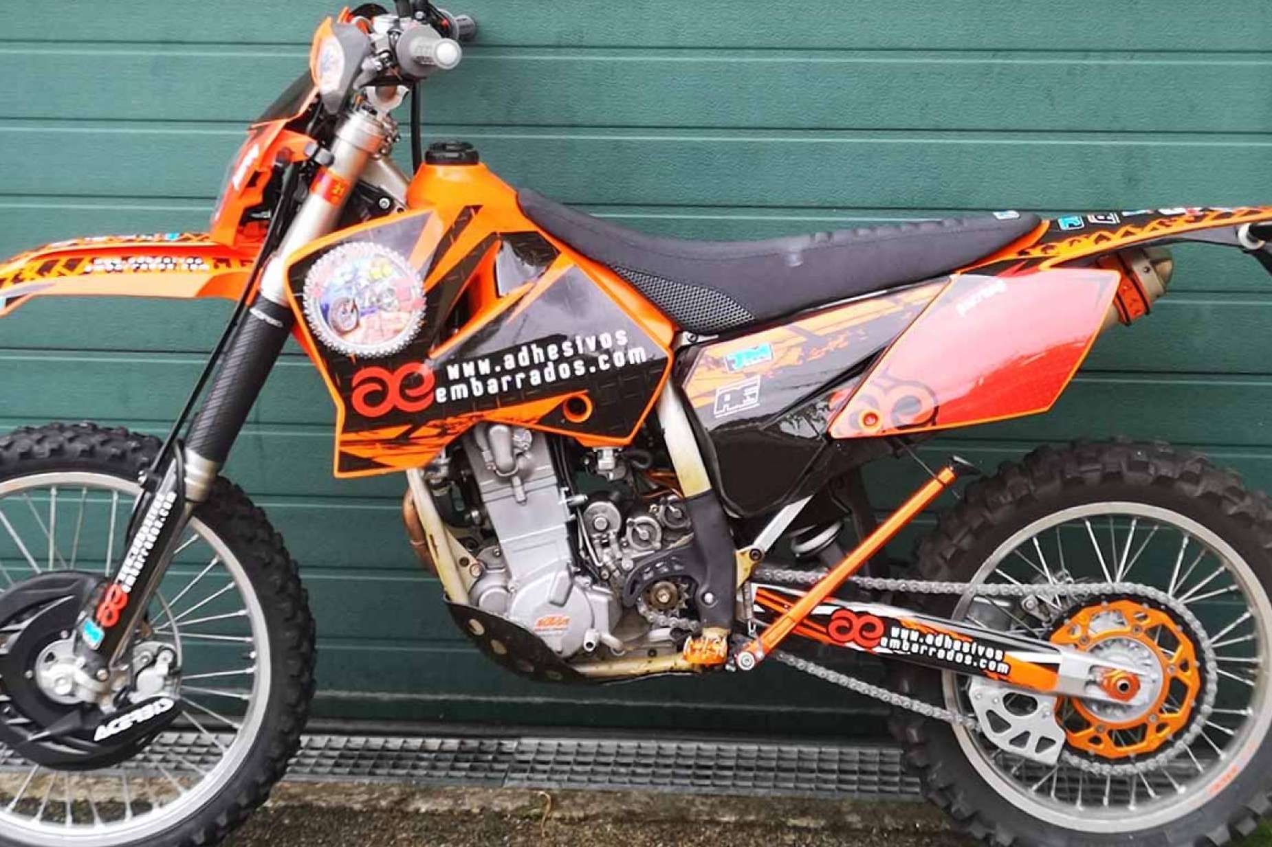 Personalización de adhesivos para motos de la mano de ADHESIVOSEMBARRADOS