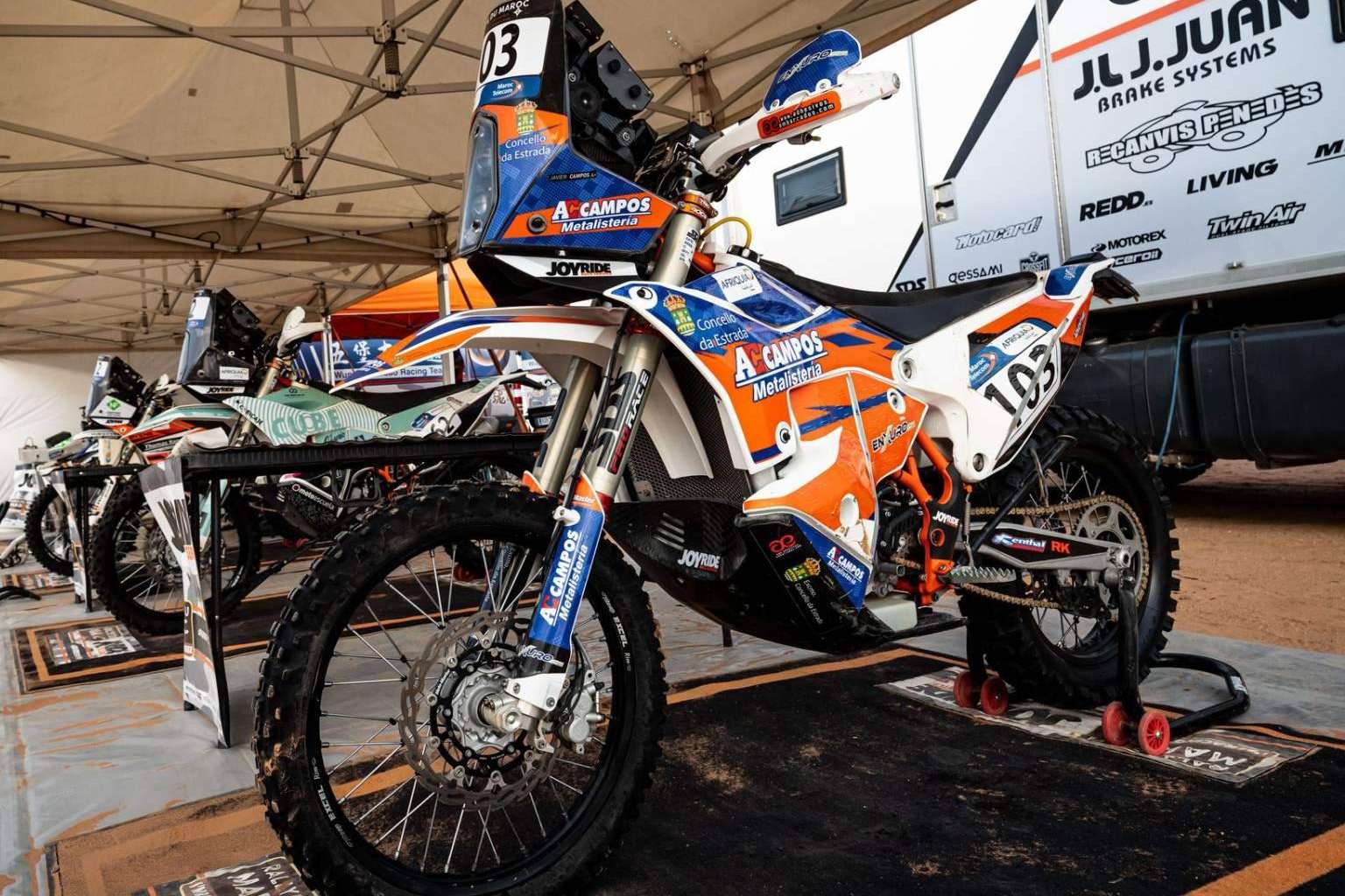 ADHESIVOSEMBARRADOS dispone de equipaciones para rally en moto