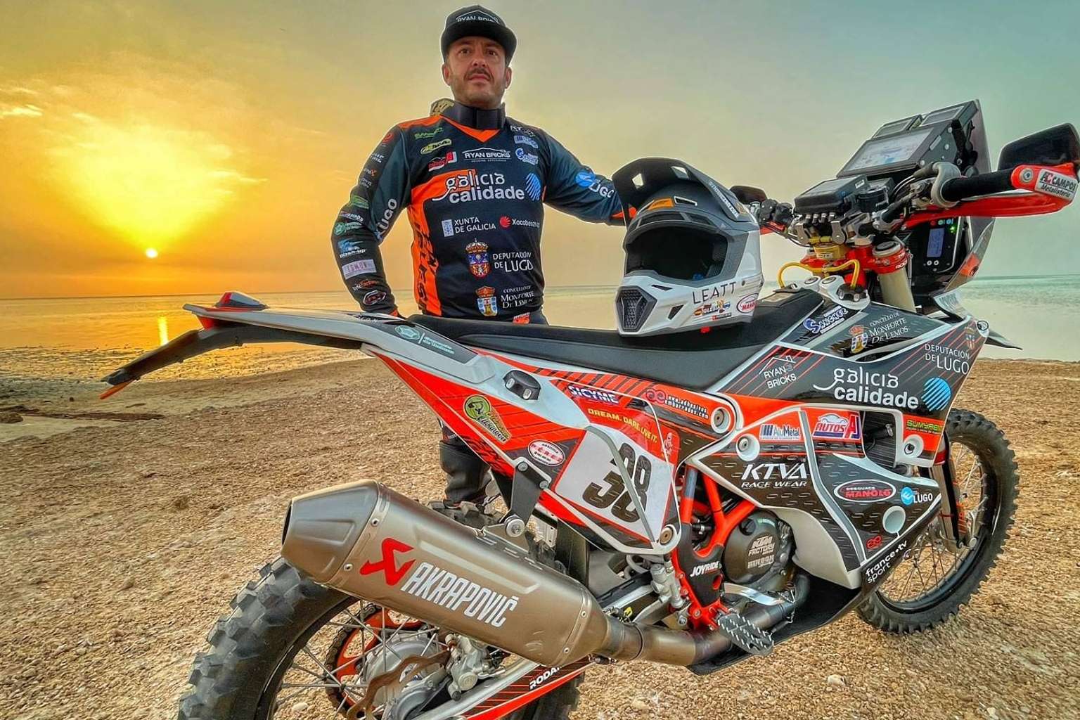 Encontrar un pantalón y camiseta personalizada para motocross en ADHESIVOSEMBARRADOS