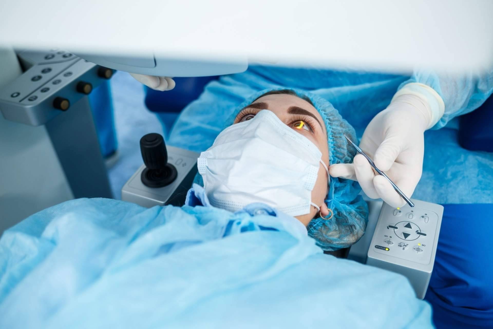 Las ventajas de la cirugía de presbicia y cataratas con expertos del Departamento de Oftalmología del Hospital Universit