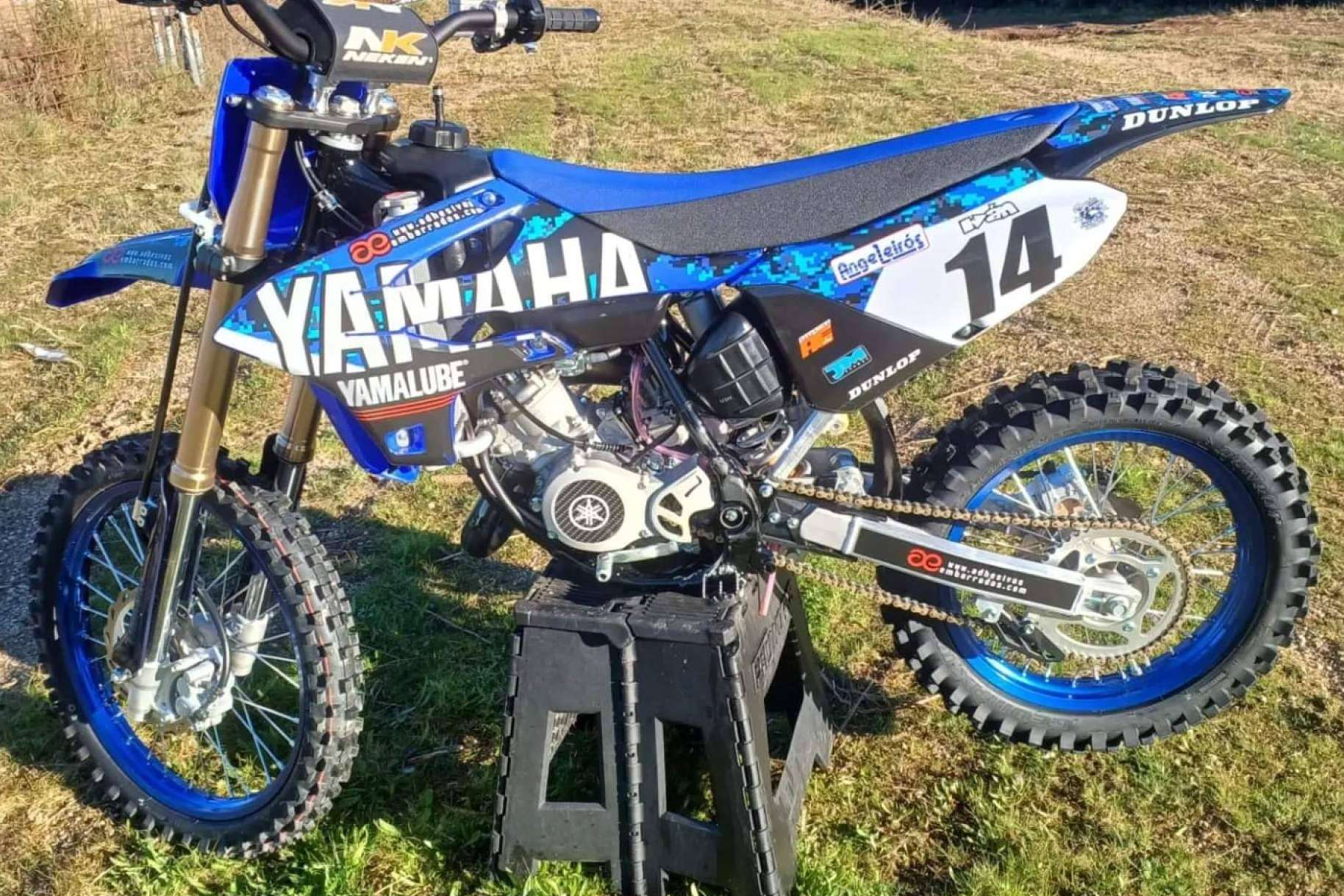 ADHESIVOSEMBARRADOS pone a disposición diseños de plásticos y adhesivos para motocross personalizados