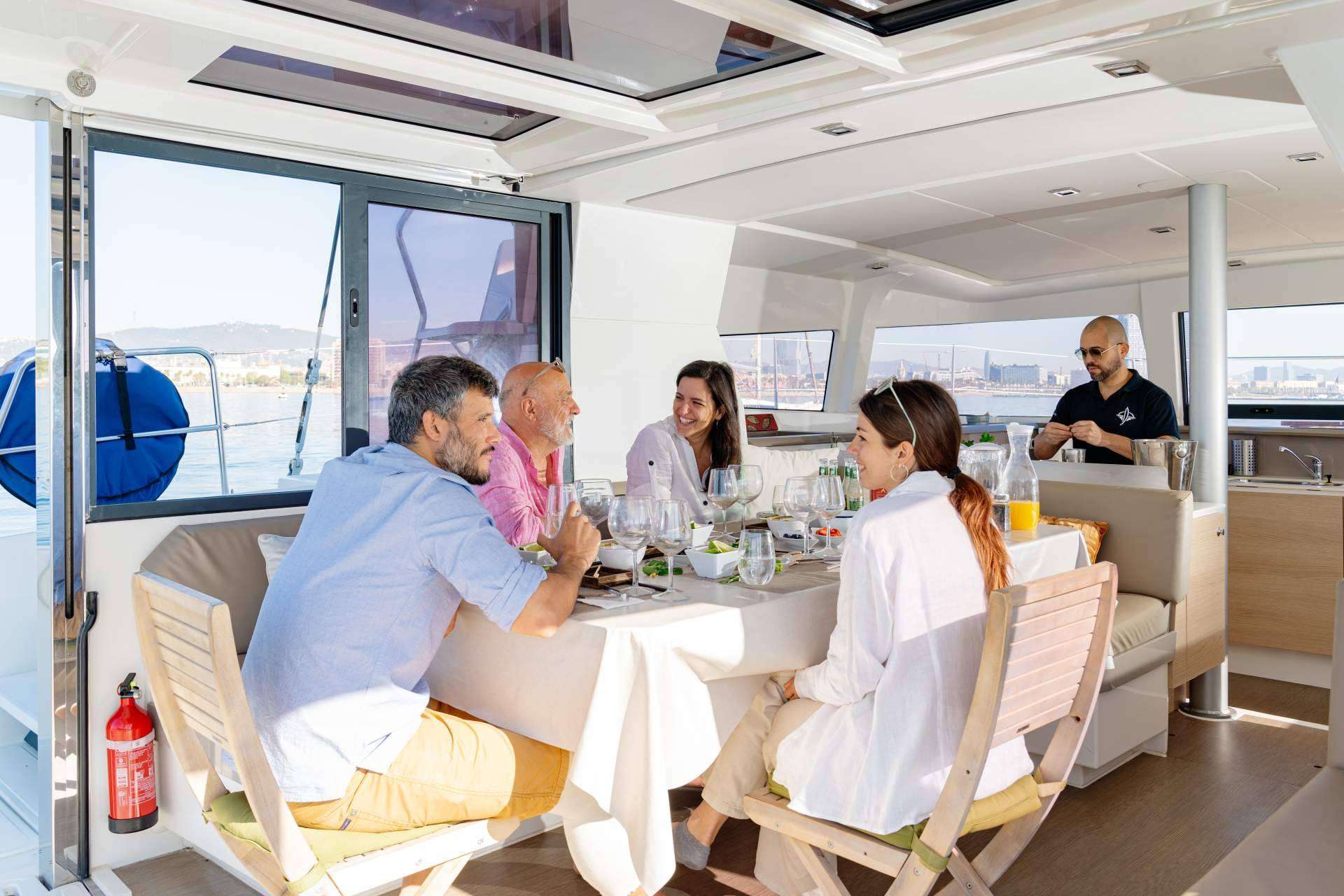 Sondevela fusiona lujo, seguridad y comodidad en el alquiler de catamarán privado en Barcelona