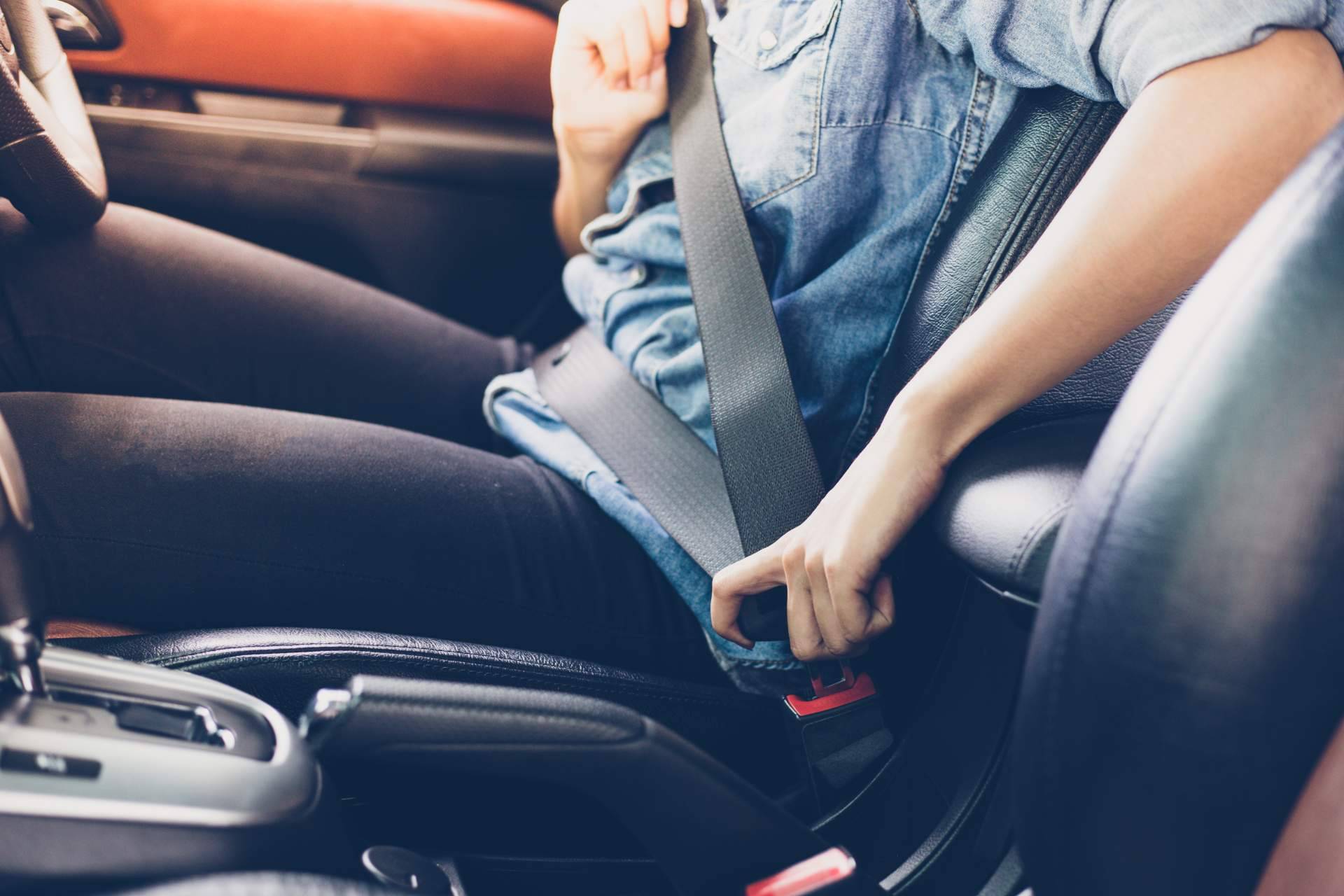 ¿Cómo comprobar que los cinturones del coche funcionan correctamente en caso de accidente?