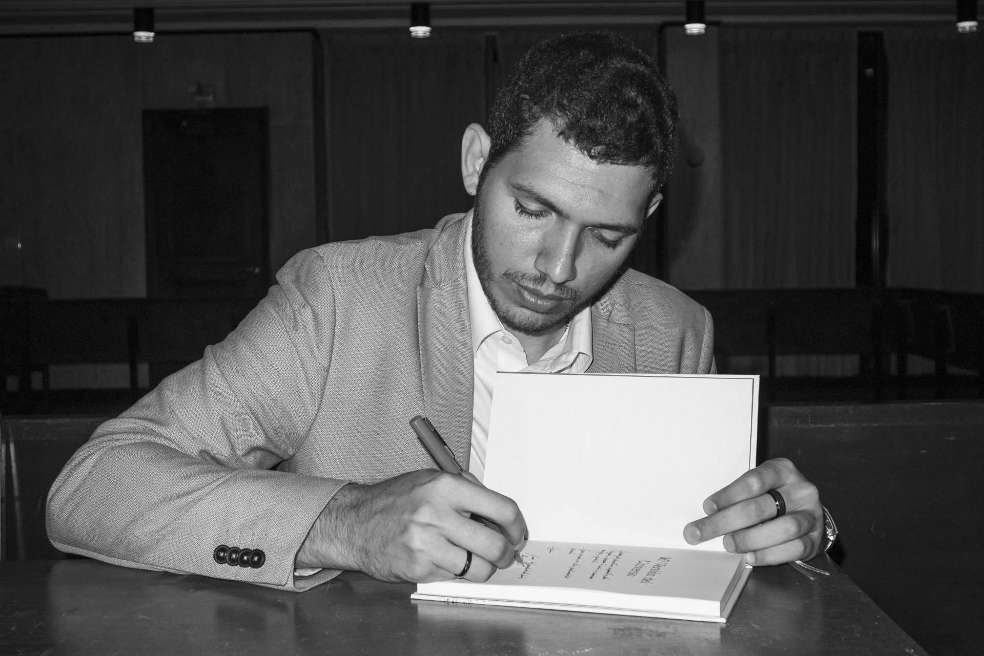 Julio Aurelio Olivero Lara publica ‘Mi versión del universo’, una antología poética con la que invita al lector a encontrarse a si mismo en cada una de sus poesías.