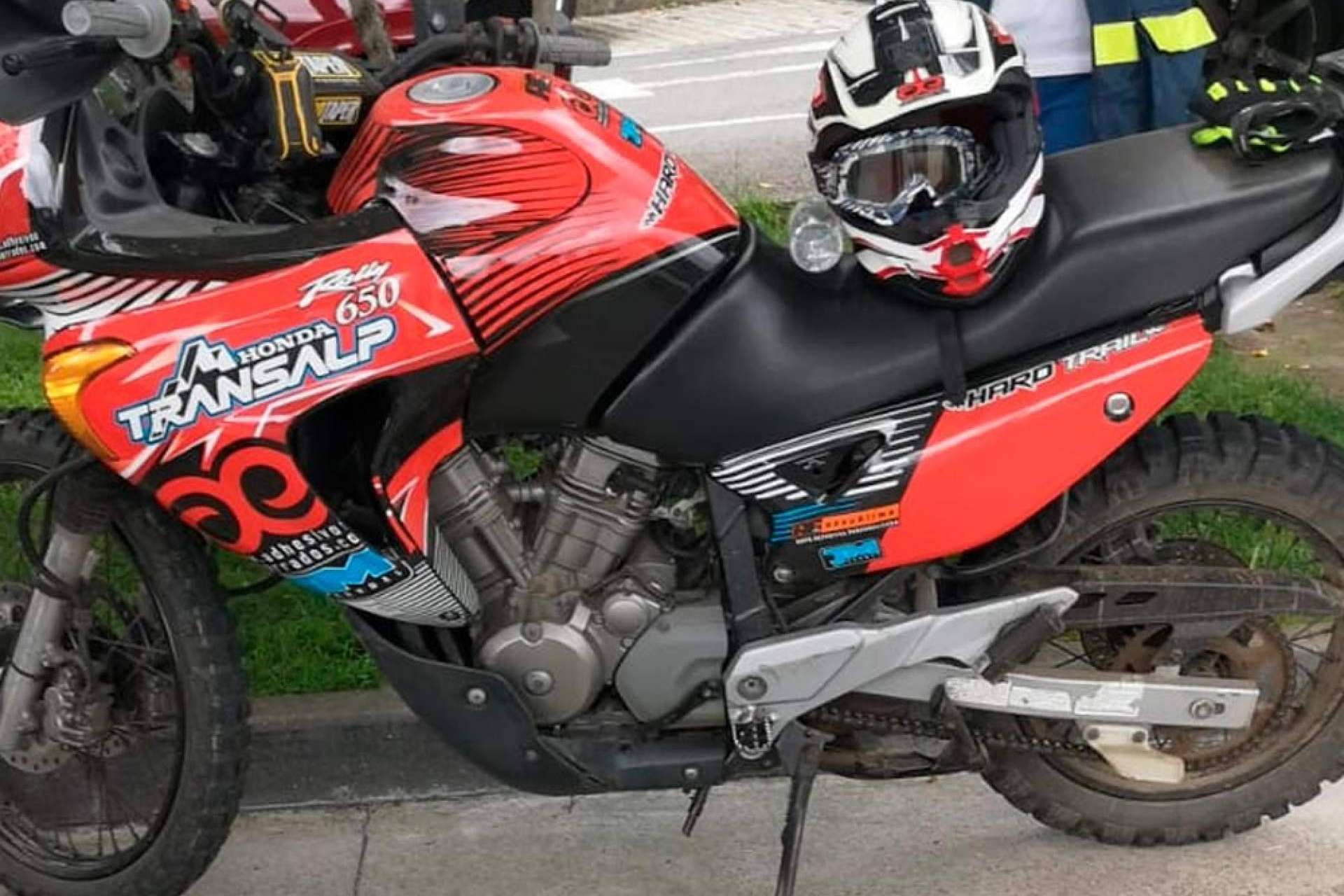 ADHESIVOSEMBARRADOS ofrece la oportunidad de dar un toque único a las motos con sus kits de pegatinas