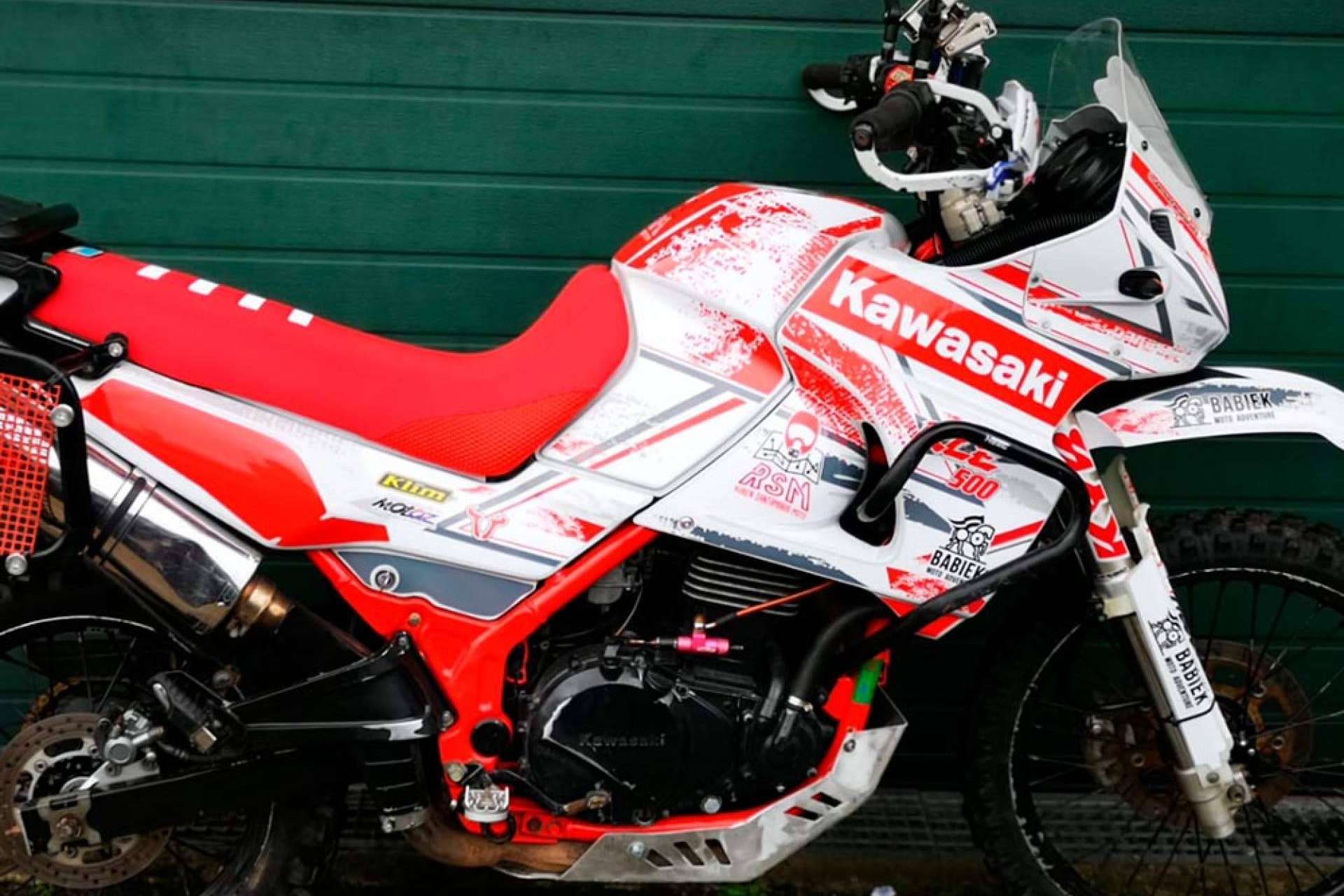 ADHESIVOSEMBARRADOS permite decorar motocicletas con adhesivos personalizados