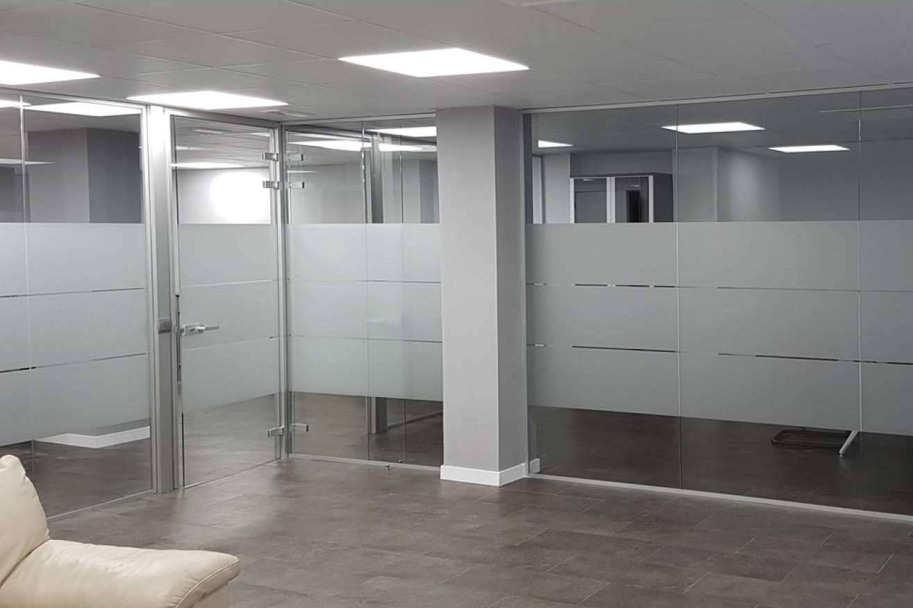 Con Office Deco es posible personalizar mamparas de oficina para reflejar la identidad de una marca