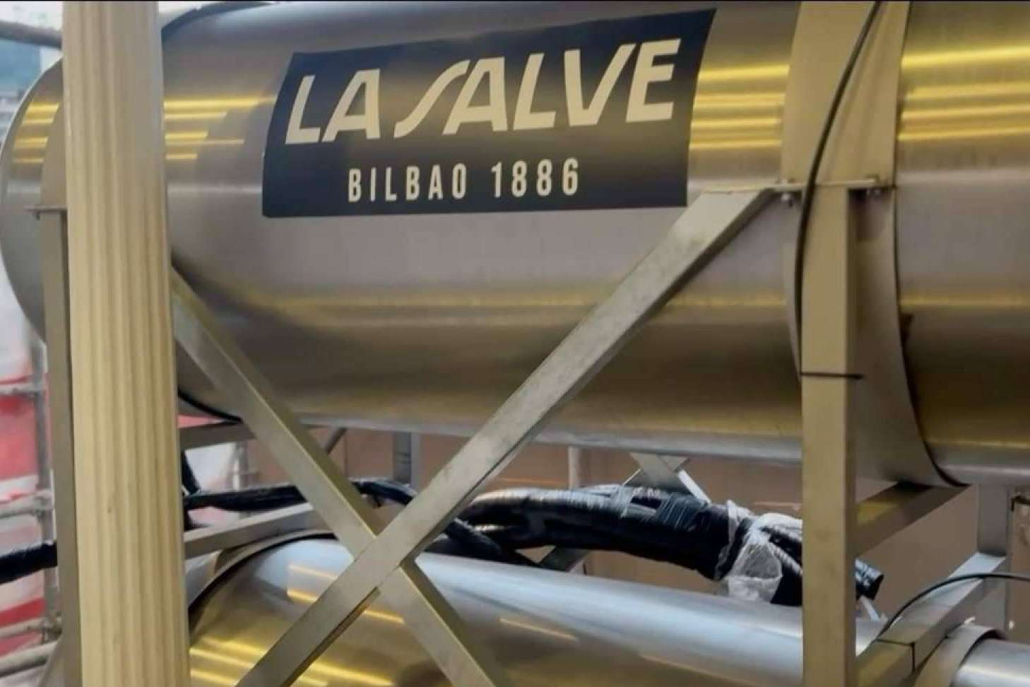 La Salve innova en su reparto de cerveza con un camión nodriza durante la pasada Aste Nagusia de Bilbao