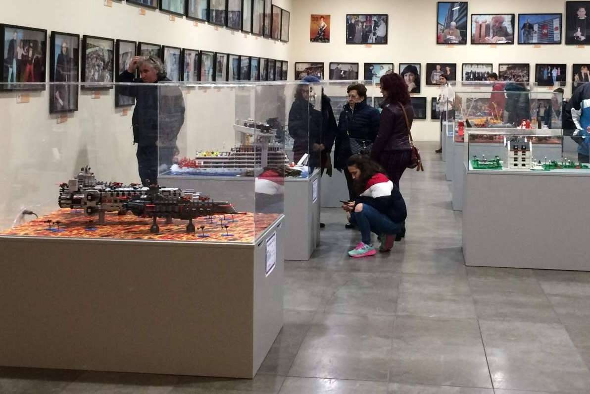 Exposición del juego de construcción TENTE en el centro comercial Valdebernardo