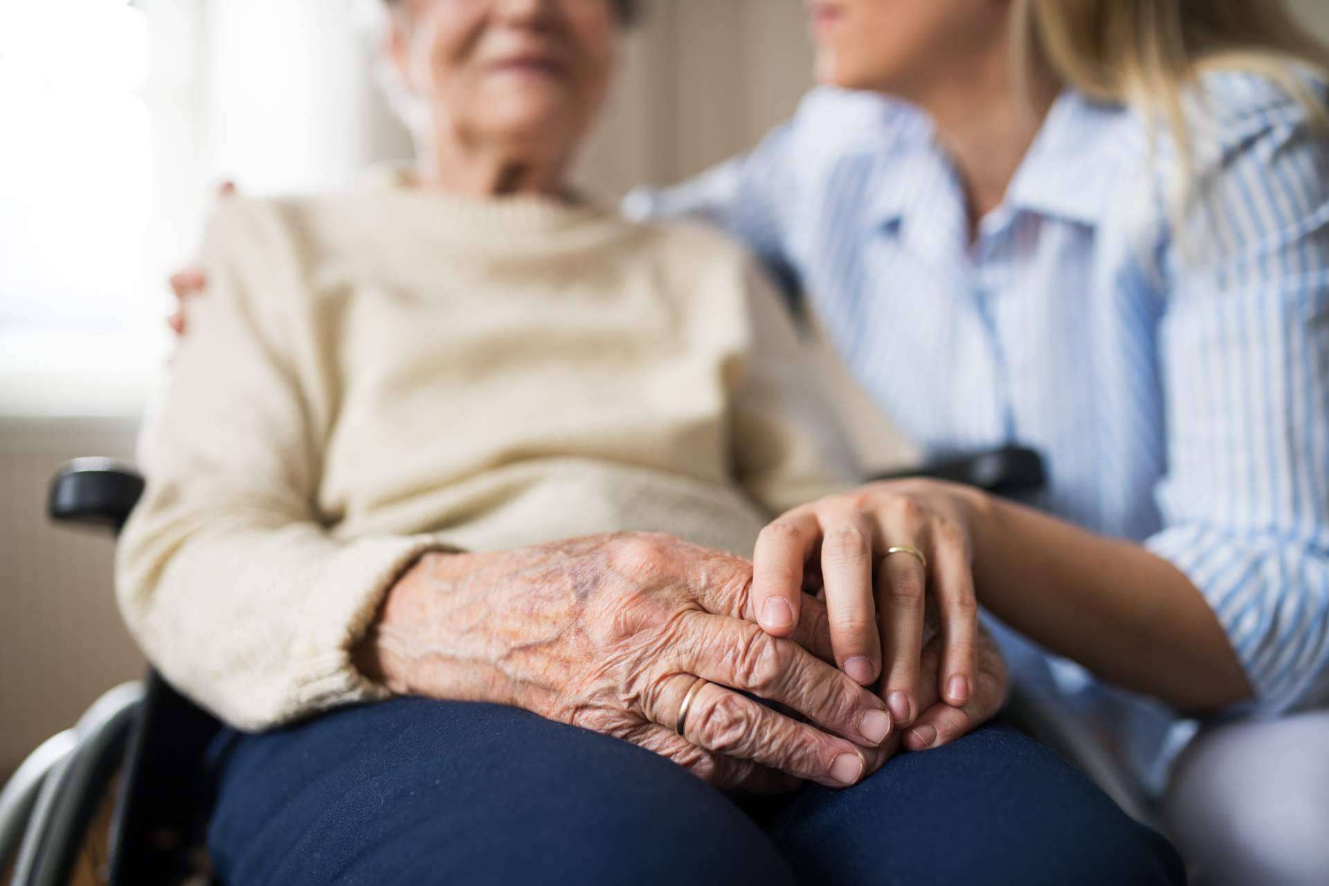 Un 65% de las cuidadoras y familiares de personas mayores sufren agotamiento físico y mental severo