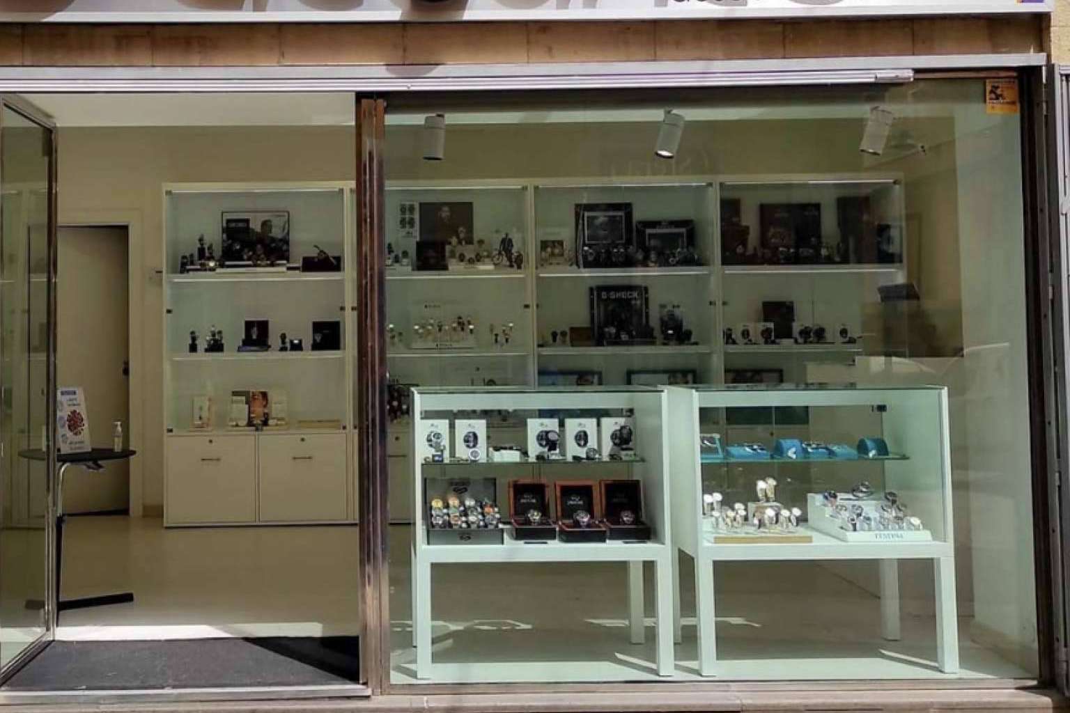 Elegance ofrece una amplia variedad en joyería y relojería de calidad para regalar en estas Navidades