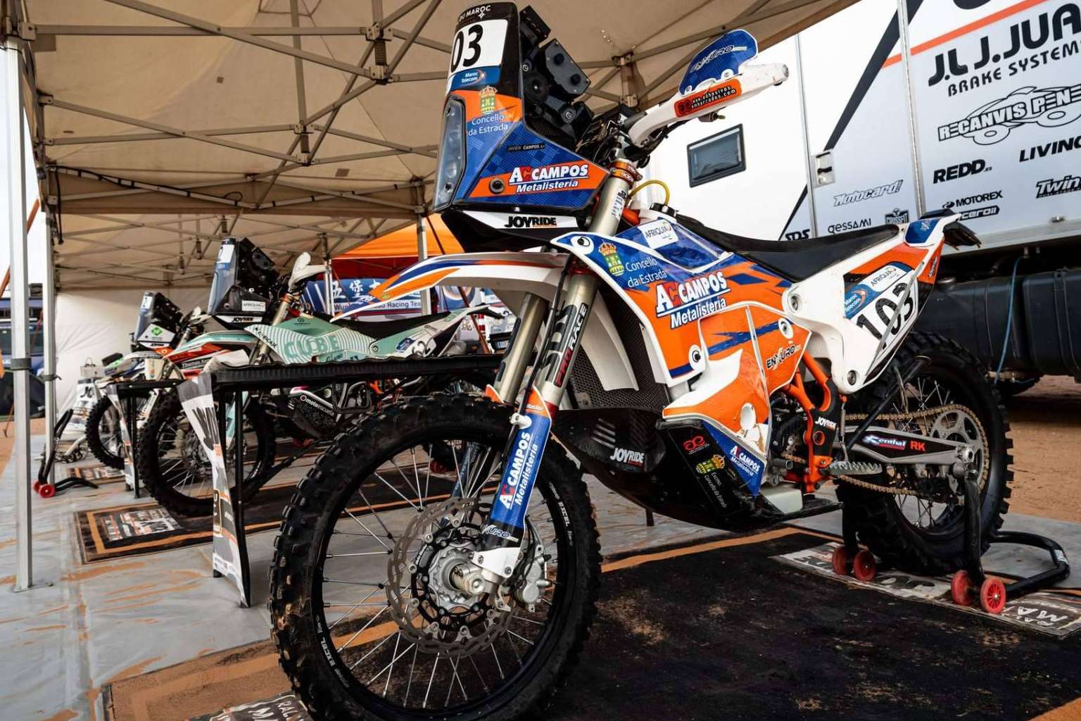 Nuevos diseños personalizados de adhesivos para motos de enduro por ADHESIVOSEMBARRADOS