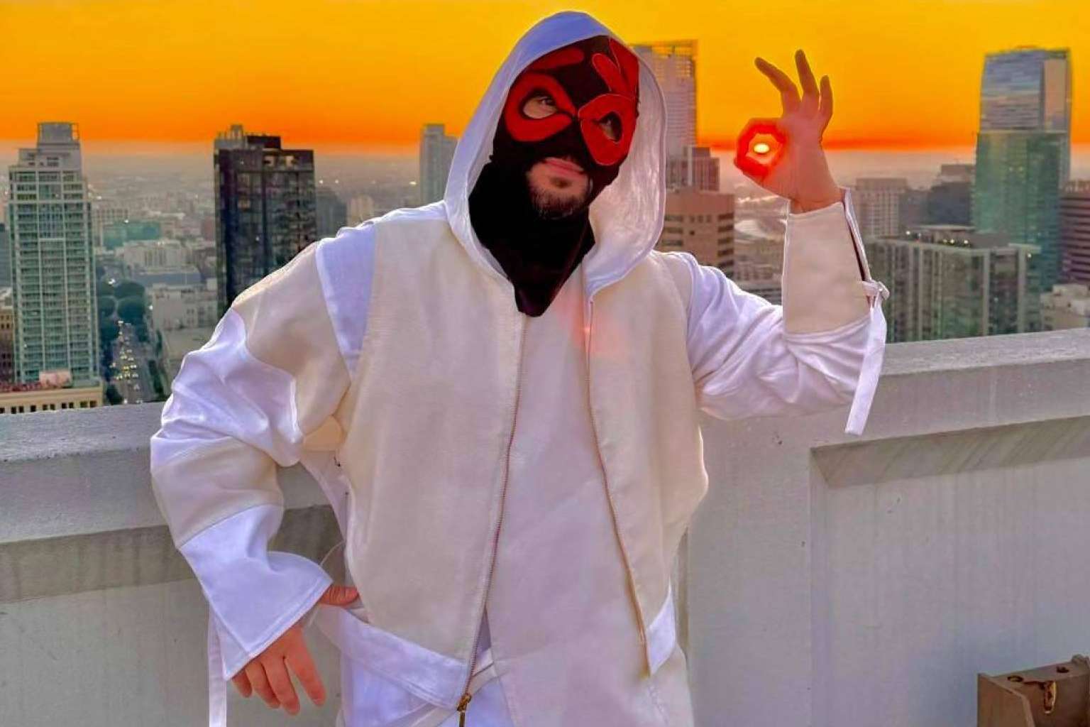 El artista misterioso Positiveman estrena el himno a la paz 'OH LA LA'