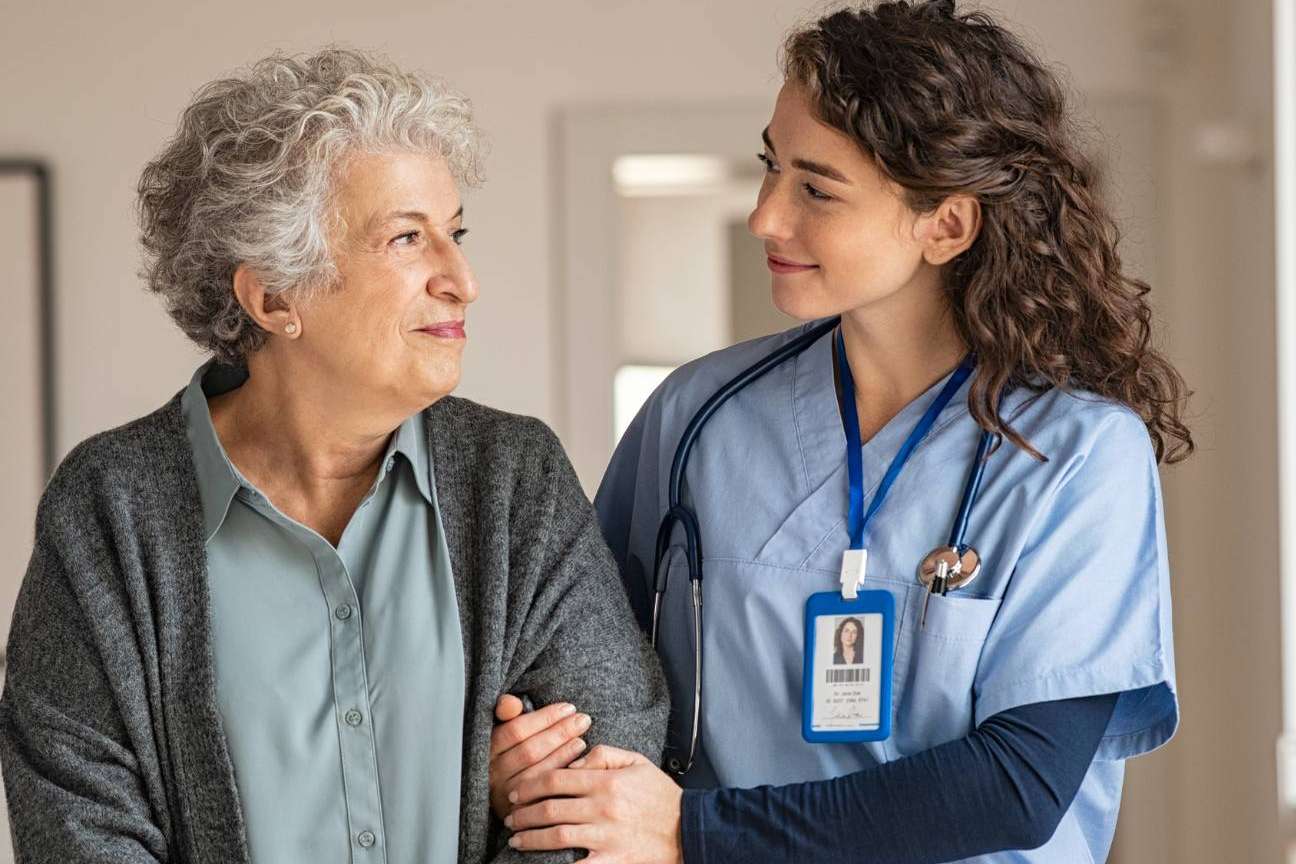 6 claves para saber cómo elegir un centro de día o residencia de ancianos