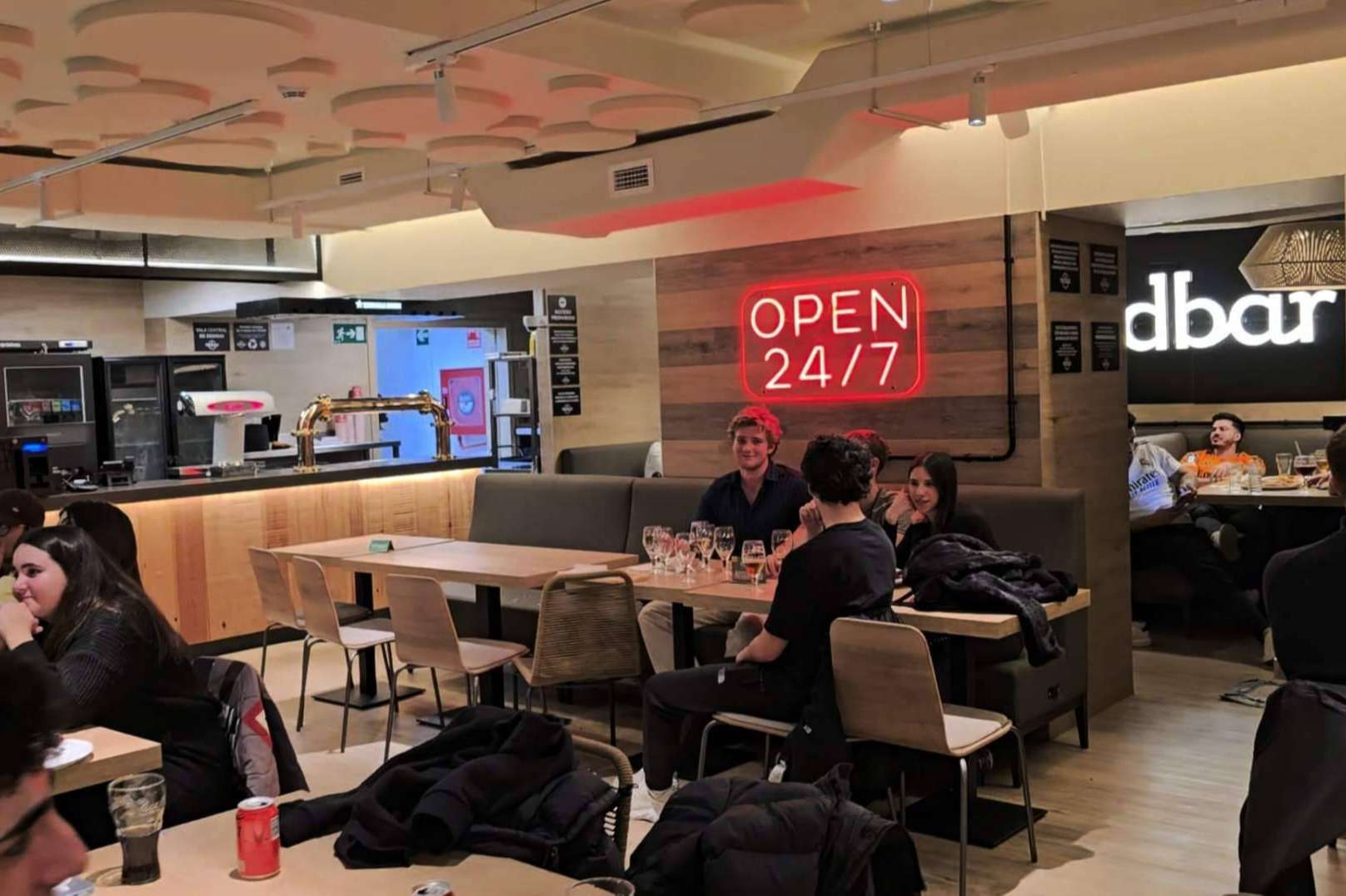 El Ayuntamiento cierra RedBar, contraviniendo el apoyo de la CAM a la ampliación horaria en restauración