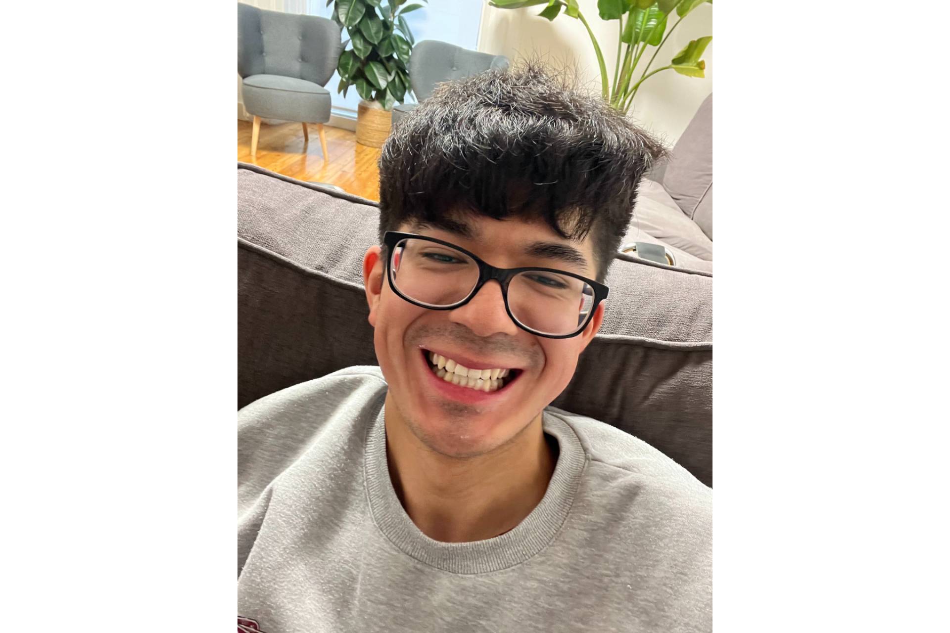 ´A las puertas del corazón´; la madurez emocional de un joven poeta que estremece con sus versos.