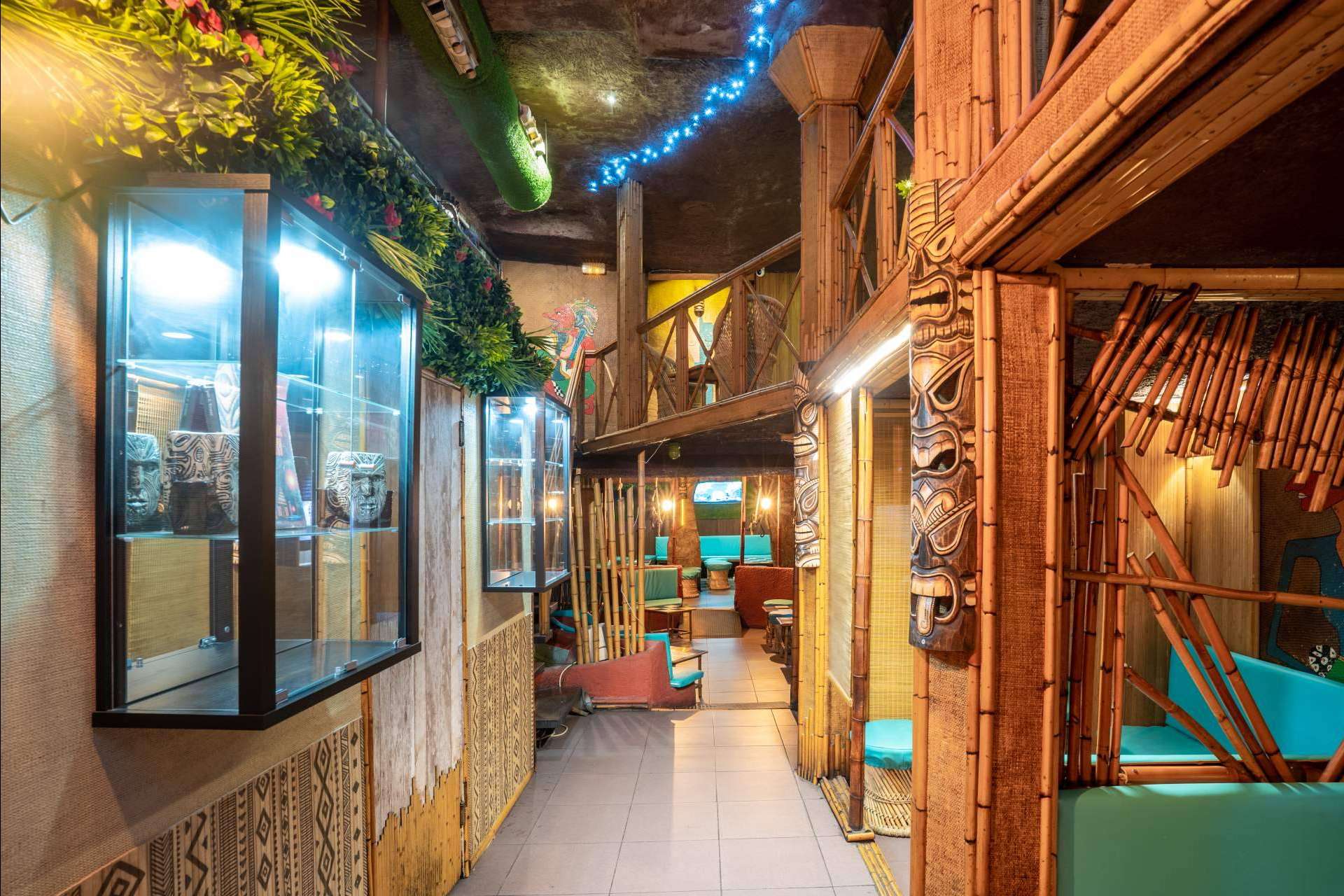 Kahiki reinventa la coctelería hawaiana en Barcelona con sabores exóticos y una ambientación única