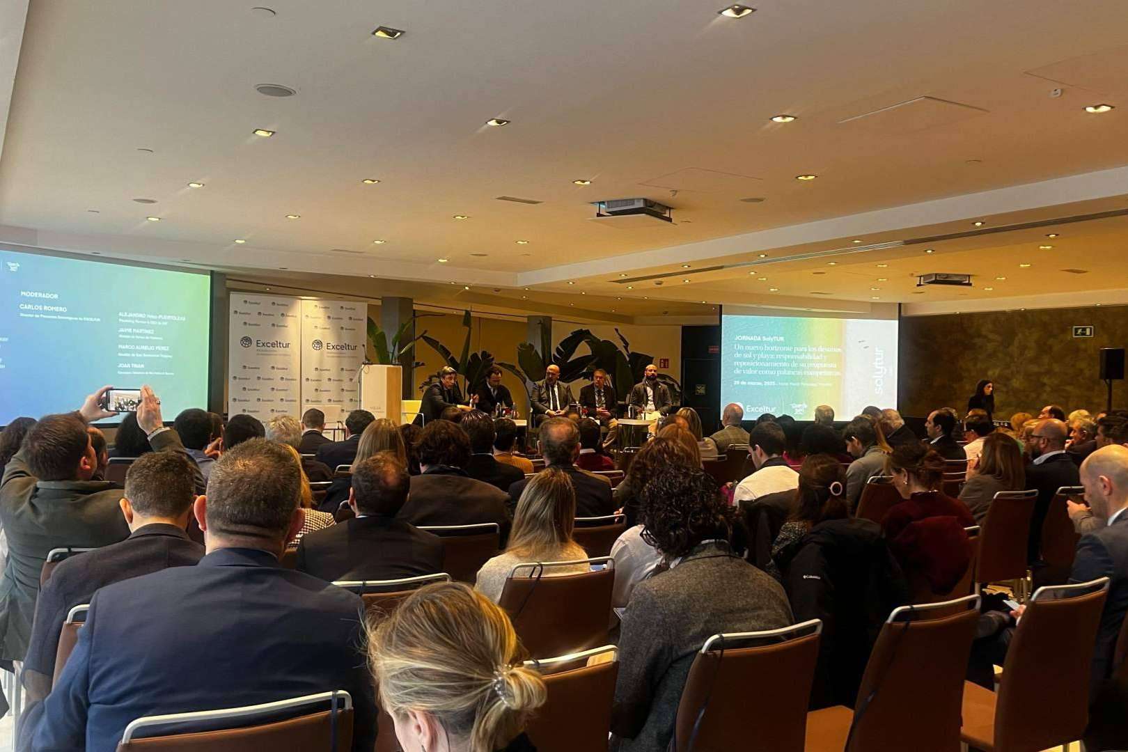 Los municipios turísticos refuerzan su compromiso con el turismo sostenible en la jornada SolyTUR de Exceltur