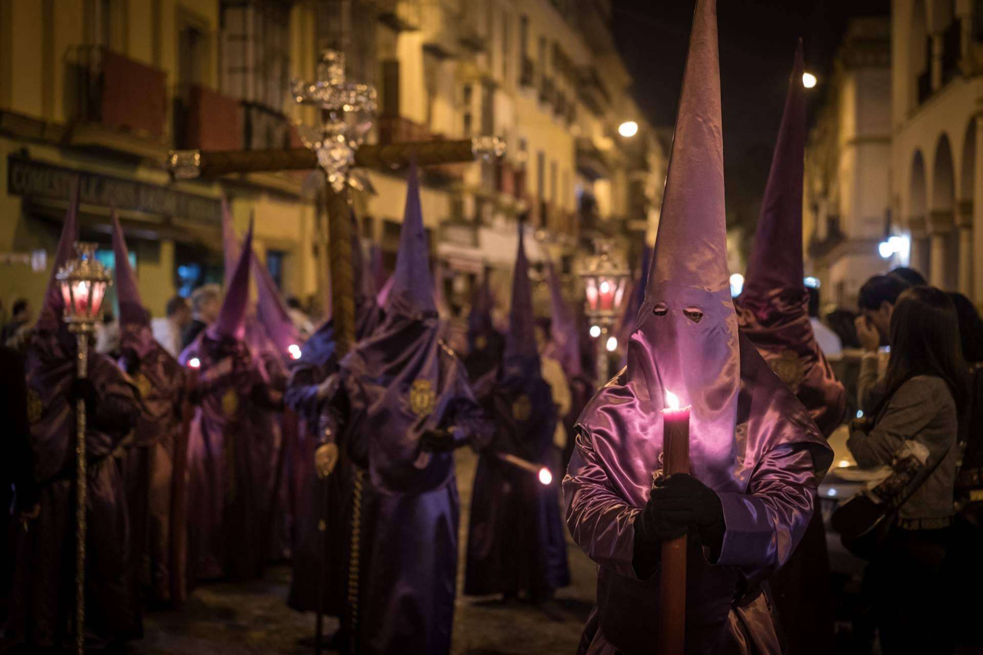 Cómo decorar estandartes, mantos e imágenes con elegancia esta Semana Santa